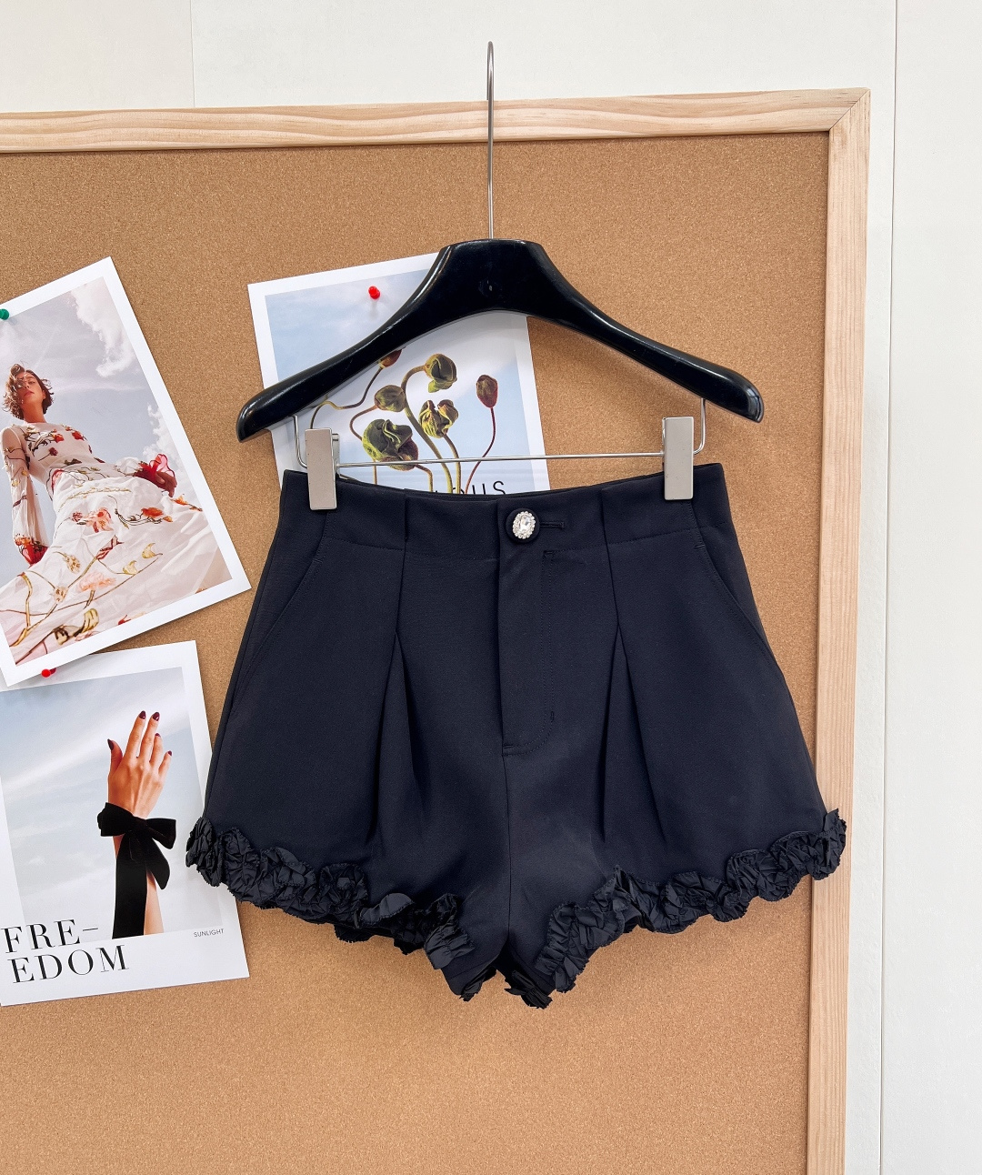 NO:803333,JORYA's new Joya lace suit shorts perfectly combine the sense of commuting sophistication with the sweet girl vibe!  Crisp suit fabric + three-dimensional fungus lace, high-waisted A-line version hides the flesh and makes the body look slimmer, and diamond button details add sophistication. It is an all-purpose and versatile pair of pants that can be worn in the spring and summer wardrobe for 'commuting but not rigid, casual but not casual'. It can easily achieve French relaxation and aristocratic temperament~  Made of high-definition suit fabrics, it has a full drape, is crisp and stylish but not slumped, and the upper body is neat and energetic. It is breathable and not sweaty, making it refreshing and burdenless to wear in spring and summer. The fabric is highly wrinkle-resistant and does not wrinkle when you sit for a long time. Daily care is very worry-free. It is perfectly suitable for commuting, traveling and other scenes. The texture is straight and full, and you can tell it is a high-end product at a glance - the trousers are spliced with pleated fungus hems, which are the soul design of the whole pair of pants!  The smart and elegant lace breaks the dullness of suit pants, full of sweet-cool balance, and brings a sense of wind when walking. It instantly weakens the sense of competence and adds a gentle and sweet girl temperament. The details are full of elegant and exquisite tones. - The classic high-waist design visually lengthens the proportion of the legs, making the legs longer in seconds;  - The placket is equipped with a rhinestone decorative buckle, and the bling bling details instantly enhance the sense of elegance. It replaces ordinary buttons and is more refined. The small details hide the texture of a big brand, which is low-key and noble. - The practical pocket design has invisible pockets on both sides, taking into account both beauty and practicality. It can hold small items such as lipstick and keys. It is super convenient for daily travel, and looks good and practical. -  The timeless black is slim, versatile and not picky. It can be easily worn with both yellow leather and black leather. It is suitable for all styles of outfits. You can wear it with your eyes closed without stepping on the trap. Complete with three standards, great product!  size sml code,,shorts,business suit,19860909JORYA新款卓雅花边西装短裤,把通勤干练感和甜妹氛围感完美融合！挺括西装面料+立体木耳边花边,高腰A字版型藏肉显瘦,钻扣细节拉满精致度,是春夏衣橱里「通勤不呆板、休闲不随便」的万能百搭神裤,轻松拿捏法式松弛感与名媛气质~ 采用高定西装面料,垂坠感拉满,挺括有型不软塌,上身利落显精神,同时透气不闷汗,春夏穿清爽无负担.面料抗皱性强,久坐不起皱,日常打理超省心,完美适配通勤、出游等多场景,质感直接拉满,一眼就是高级货 - 裤脚拼接褶皱木耳边,是整条裤子的灵魂设计！灵动飘逸的花边打破西装裤的沉闷,甜酷平衡感拉满,走路带风自带氛围感,瞬间弱化干练感,增添温柔甜妹气质,细节处尽显卓雅的精致调性. - 经典高腰设计,视觉上拉长腿部比例,秒变大长腿；A字阔腿剪裁完美藏住胯宽、腿粗、假胯宽,对梨形、苹果型身材极度友好,显瘦不紧绷,轻松打造漫画腿. - 门襟搭配水钻装饰扣,bling bling的细节瞬间提升贵气感,替代普通纽扣更显精致,小细节里藏着大牌质感,低调又显贵. - 实用口袋设计两侧做了隐形口袋,兼顾美观与实用性,可放口红、钥匙等小物,日常出行超方便,颜值与实用双在线. - 永不过时的黑色,显瘦百搭不挑人,黄皮、黑皮都能轻松驾驭,适配所有风格穿搭,闭眼入不踩雷.三标齐全,大货出！ 尺码sml 编码,,shorts,business suit,,Women's clothing