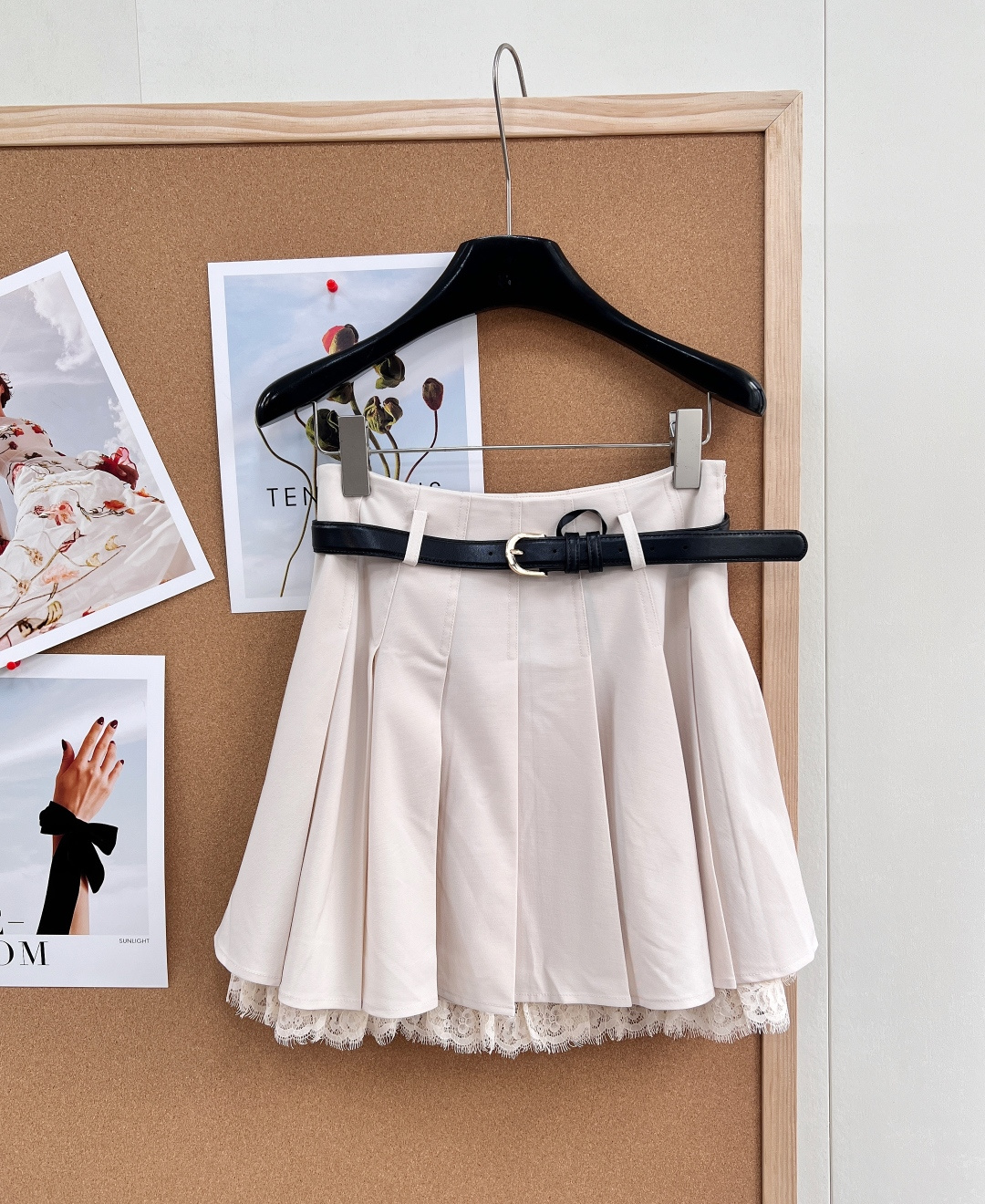 NO:803326,Self-portrait's new lace zipper jacket + pleated skirt suit. It directly welds the French lady style to the body!  Contrasting color large lapel + lace splicing + high-waisted pleated skirt, full of sweet and cool balance, short top + high-waist design, instantly transform into a 37-point figure, commuting, dating, partying can be done with one click, it is the 'ceiling of atmosphere' suit in the spring and summer wardrobe, put it on and transform into a wealthy daughter~  Made of high-count drapey chiffon fabric, it feels silky and skin-friendly, breathable and not sweaty, making it refreshing and burden-free to wear in spring and summer. The fabric is crisp and stylish, and will not wrinkle easily after long-term wear. It has a high-grade drape feeling, and the upper body is neat and not soft, perfectly restoring the exquisite tonality of the brand. -  The contrasting color large lapel, classic navy blue and off-white large pointed collar, visually modifies the face shape, elongates the neckline, and instantly transforms into a small V-face. At the same time, it strengthens the sense of sophistication, sweetness but not greasy, and full of nobleness. - The placket is made of three-dimensional lace splicing, with metal zipper closure, which directly adds a sense of sophistication!  The lace pattern is exquisite and high-end, breaking the monotony of solid colors and adding a sense of femininity. The zipper design is easy to put on and take off, and the opening and closing can be adjusted freely to create different styles. - The hem has an elastic waist design, and the short cut perfectly raises the waistline, transforming the figure into a 37-point figure in seconds, and is very friendly to small people; the loose shoulder sleeves + metal buckle design on the cuffs modify the arm lines, cover the body fat, and look slim but not tight. -  The symmetrical large pocket on the chest is both beautiful and practical; the pocket is embellished with the brand's iconic small bow embroidery, low-key highlighting the brand identity, and the details are exquisite. The high-waisted pleated skirt is made of the same material as the top, with a full drape, and excellent pleat shaping technology. It does not wrinkle or deform after sitting for a long time. It has a sense of agility and elegance when walking, and the texture is high-end. You can tell it is a big-name brand at a glance. -  The classic high-waist design visually lengthens the proportions of the legs, making them longer in seconds; the A-line pleated version perfectly hides the width of the hips, thick legs, and false hips, and is extremely friendly to the pear-shaped figure, making it appear slimmer without being bloated. - The skirt is spliced with lace of the same color, echoing the design of the top.  Comes with a black leather belt, which can be freely adjusted for tightness, strengthens the high waistline, creates an ant waist, and enriches the layers of wear. It can be worn multiple times, and can be tied or detached to suit different styles. Complete with three standards, great deal!  Sizes sml,,skirts,jackets & coats,19860909self-portrait 新款蕾丝拉链外套+百褶半裙套装.直接把法式名媛感焊在身上！撞色大翻领+蕾丝拼接+高腰百褶半裙,甜酷平衡感拉满,短款上衣+高腰线设计秒变三七分身材,通勤、约会、聚会一键拿捏,是春夏衣橱里的「氛围感天花板」套装,穿上直接变身富家千金~ 采用高支垂顺雪纺面料,触感丝滑亲肤,透气不闷汗,春夏穿清爽无负担；面料挺括有型,久穿不易皱,自带高级垂坠感,上身利落不软塌,完美还原品牌的精致调性. - 撞色大翻领经典藏青撞米白大尖领,视觉上修饰脸型、拉长颈线,秒变小V脸,同时强化小香风干练感,甜而不腻,显贵气拉满. - 门襟处做了立体蕾丝花边拼接,搭配金属拉链开合,精致感直接拉满！蕾丝花纹细腻高级,打破纯色单调,增添柔美感,拉链设计穿脱方便,还能自由调节开合度,打造不同穿搭风格. - 下摆做了松紧收腰设计,短款剪裁完美拉高腰线,秒变三七分身材,对小个子超友好；宽松落肩袖+袖口金属扣设计,修饰手臂线条,遮住拜拜肉,显瘦不紧绷. - 胸前对称大口袋,兼具美观与实用性；口袋处点缀品牌标志性小蝴蝶结刺绣,低调彰显品牌身份,细节处尽显精致. 高腰百褶半裙与上衣同面料同源,垂坠感拉满,百褶定型工艺优秀,久坐不起皱、不变形,走路自带灵动飘逸感,质感高级,一眼就是大牌水准. - 经典高腰设计,视觉上拉长腿部比例,秒变大长腿；A字百褶版型完美藏住胯宽、腿粗、假胯宽,对梨形身材极度友好,显瘦不臃肿. - 裙摆拼接同色系蕾丝花边,与上衣设计呼应,整体感拉满,灵动飘逸,走路带风自带氛围感,弱化百褶裙的学生气,增添轻熟名媛感. - 附赠黑色皮质腰带,可自由调节松紧,强化高腰线,打造蚂蚁腰,同时丰富穿搭层次,一衣多穿,可系可拆,适配不同风格.三标齐全,大货出！ 尺码sml,,skirts,jackets & coats,,Women's clothing