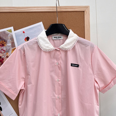 🆕MiuMiu2026春夏新款字母贴片娃娃领短袖衬衫,这件粉色娃娃领短袖衬衫,轻薄棉质面料,夏天穿超 🆕MiuMiu2026春夏新款字母贴片娃娃领短袖衬衫,这件粉色娃娃领短袖衬衫,轻薄棉质面料,夏天穿超