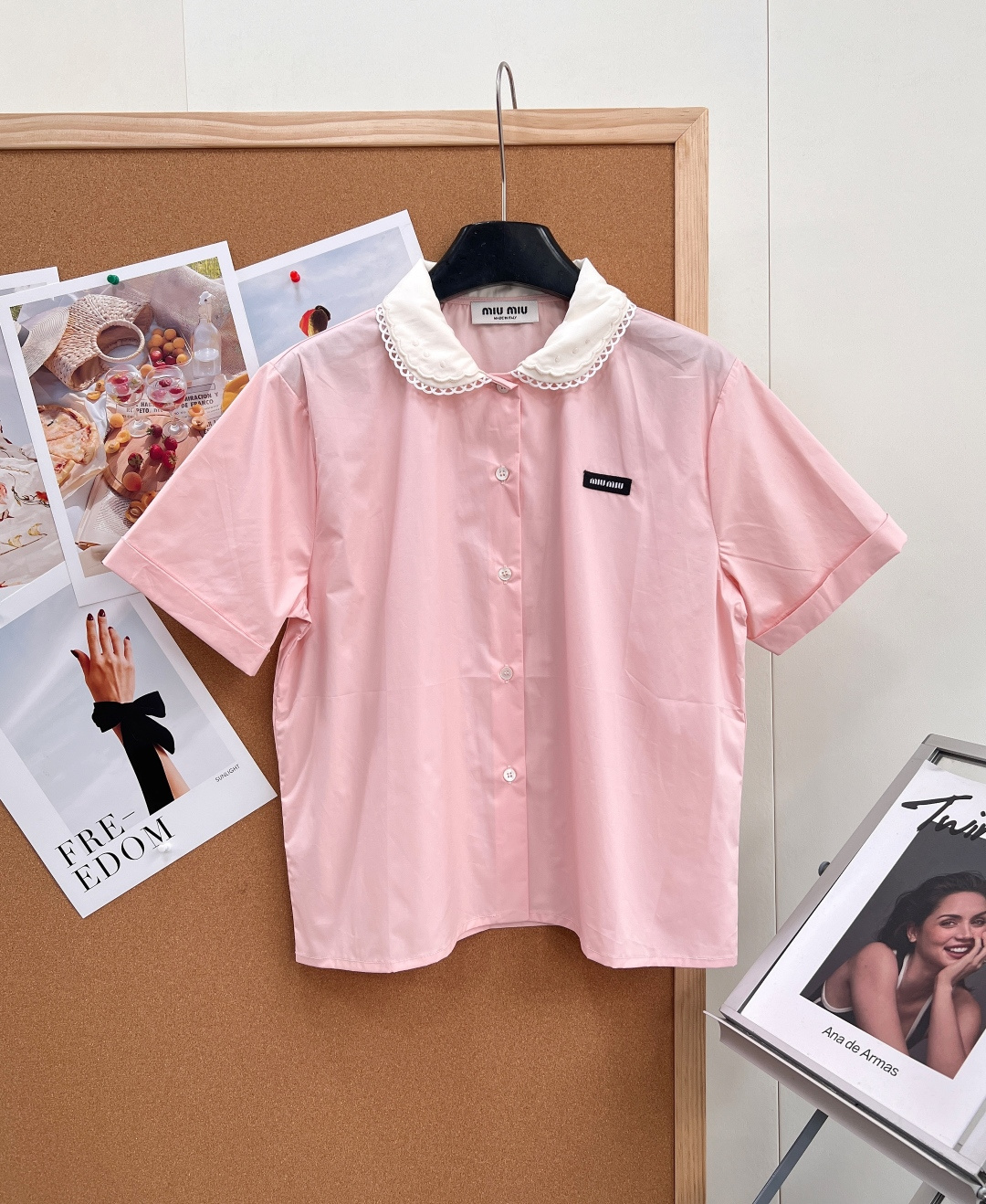NO:804412,MiuMiu 2026 new spring and summer letter patch doll collar short-sleeved shirt, this pink doll collar short-sleeved shirt, made of light cotton fabric, super comfortable to wear in summer, white doll collar + lace edge, sweet and age-reducing, full of girlishness, front button design, easy to put on and take off, small black logo on the left chest, high sense of detail, easy to control for daily commuting and leisure, looks great with jeans or skirts, fresh and sweet style!  Three standards are complete, two colors are outstanding!  Size sml code,,miumiu,skirts,jeans,shirts,T-shirt,19860909MiuMiu2026春夏新款字母贴片娃娃领短袖衬衫,这件粉色娃娃领短袖衬衫,轻薄棉质面料,夏天穿超舒服,白色娃娃领+蕾丝边,甜美又减龄,少女感满满,正面纽扣设计,穿脱方便,左胸黑色小标点缀,细节感up,日常通勤、休闲都能轻松驾驭,搭配牛仔裤或半身裙都很出彩,清新甜美风get！三标齐全,两色出！ 尺码sml 编码,,miumiu,skirts,jeans,shirts,T-shirt,,Women's clothing
