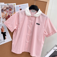 🆕MiuMiu2026春夏新款字母贴片娃娃领短袖衬衫,这件粉色娃娃领短袖衬衫,轻薄棉质面料,夏天穿超 🆕MiuMiu2026春夏新款字母贴片娃娃领短袖衬衫,这件粉色娃娃领短袖衬衫,轻薄棉质面料,夏天穿超