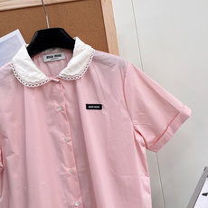 🆕MiuMiu2026春夏新款字母贴片娃娃领短袖衬衫,这件粉色娃娃领短袖衬衫,轻薄棉质面料,夏天穿超 🆕MiuMiu2026春夏新款字母贴片娃娃领短袖衬衫,这件粉色娃娃领短袖衬衫,轻薄棉质面料,夏天穿超