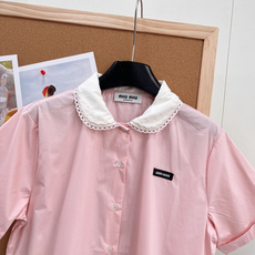 🆕MiuMiu2026春夏新款字母贴片娃娃领短袖衬衫,这件粉色娃娃领短袖衬衫,轻薄棉质面料,夏天穿超 🆕MiuMiu2026春夏新款字母贴片娃娃领短袖衬衫,这件粉色娃娃领短袖衬衫,轻薄棉质面料,夏天穿超