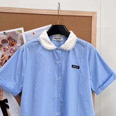 🆕MiuMiu2026春夏新款字母贴片娃娃领短袖衬衫,这件粉色娃娃领短袖衬衫,轻薄棉质面料,夏天穿超 🆕MiuMiu2026春夏新款字母贴片娃娃领短袖衬衫,这件粉色娃娃领短袖衬衫,轻薄棉质面料,夏天穿超