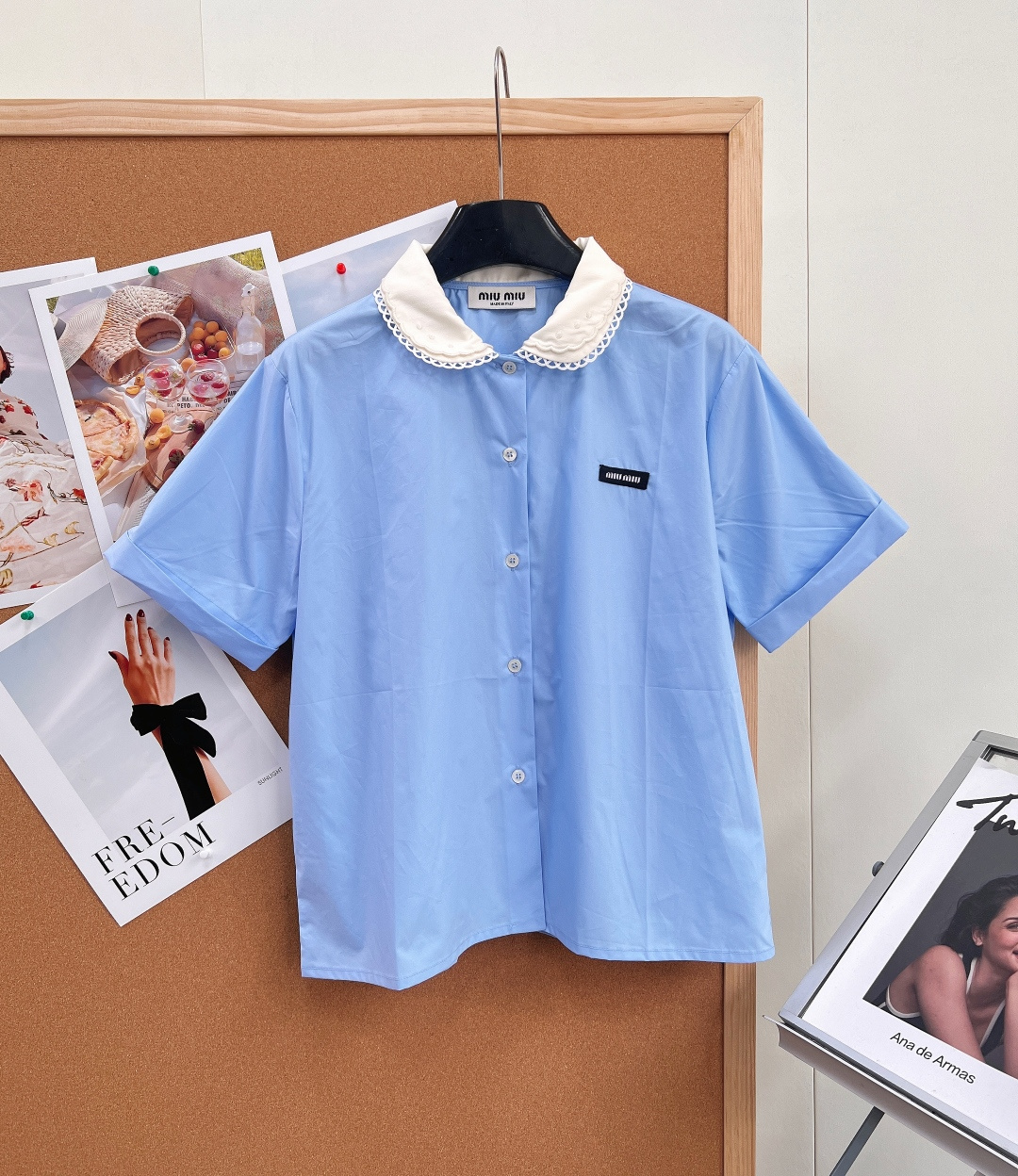 NO:804408,MiuMiu 2026 new spring and summer letter patch doll collar short-sleeved shirt, this pink doll collar short-sleeved shirt, made of light cotton fabric, super comfortable to wear in summer, white doll collar + lace edge, sweet and age-reducing, full of girlishness, front button design, easy to put on and take off, small black logo on the left chest, high sense of detail, easy to control for daily commuting and leisure, looks great with jeans or skirts, fresh and sweet style!  Three standards are complete, two colors are outstanding!  Size sml code M,,miumiu,skirts,jeans,shirts,T-shirt,19860909MiuMiu2026春夏新款字母贴片娃娃领短袖衬衫,这件粉色娃娃领短袖衬衫,轻薄棉质面料,夏天穿超舒服,白色娃娃领+蕾丝边,甜美又减龄,少女感满满,正面纽扣设计,穿脱方便,左胸黑色小标点缀,细节感up,日常通勤、休闲都能轻松驾驭,搭配牛仔裤或半身裙都很出彩,清新甜美风get！三标齐全,两色出！ 尺码sml 编码M,,miumiu,skirts,jeans,shirts,T-shirt,,Women's clothing