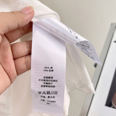 🆕 DIOR 反印蝴蝶字母元素图案印花短袖T恤这款T恤的设计简直美哭我了!反印的蝴蝶字母元素图案既保留了 🆕 DIOR 反印蝴蝶字母元素图案印花短袖T恤这款T恤的设计简直美哭我了!反印的蝴蝶字母元素图案既保留了