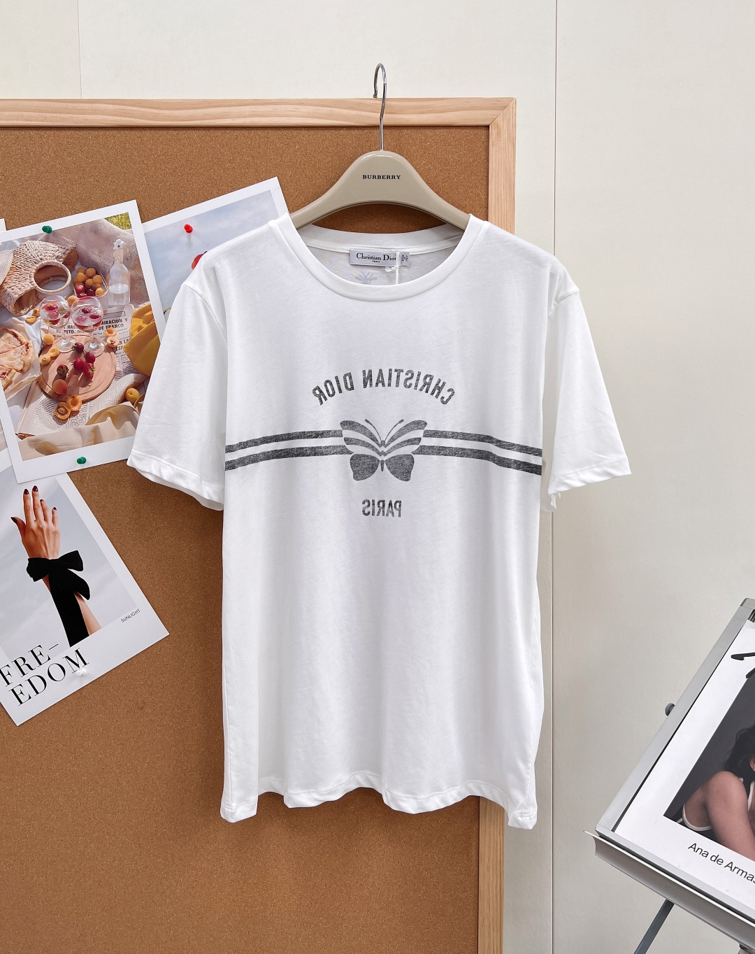 NO:805238,DIOR reverse printed butterfly letter element pattern printed short-sleeved T-shirt. The design of this T-shirt is so beautiful that I cried!  The reverse-printed butterfly letter element pattern not only retains the classic elements, but also adds a romantic atmosphere of early spring. The butterflies dance gracefully, as if telling a story of freedom and beauty. The cotton and linen blended fabric upper body is extremely breathable, light and comfortable, skin-friendly and breathable. It allows you to enjoy the beauty while also feeling extremely comfortable and at ease. Wear it, and you will instantly look thinner and taller, and your temperament will skyrocket!  Clean and refreshing color matching, full of old money feeling, exquisite and eye-catching, full of artistic sense, complete with three labels, great product!  Size sml code, dior, T-shirt, tees, t-shirt,19860909DIOR 反印蝴蝶字母元素图案印花短袖T恤 这款T恤的设计简直美哭我了！反印的蝴蝶字母元素图案 既保留了经典元素,又增添了早春的浪漫气息 蝴蝶翩翩起舞,仿佛在诉说着自由与美好的故事. 棉麻混纺面料上身巨透气～轻盈舒适 亲肤透气.让你在享受美丽的同时 也能感受到无比的舒适与自在 穿上它,瞬间显瘦又高挑,气质直线上升！ 干净清爽的配色,满满的老钱感精致吸睛,艺术感十足,三标齐全,大货出！ 尺码sml 编码,,dior,T-shirt,tees，t-shirt,,Women's clothing