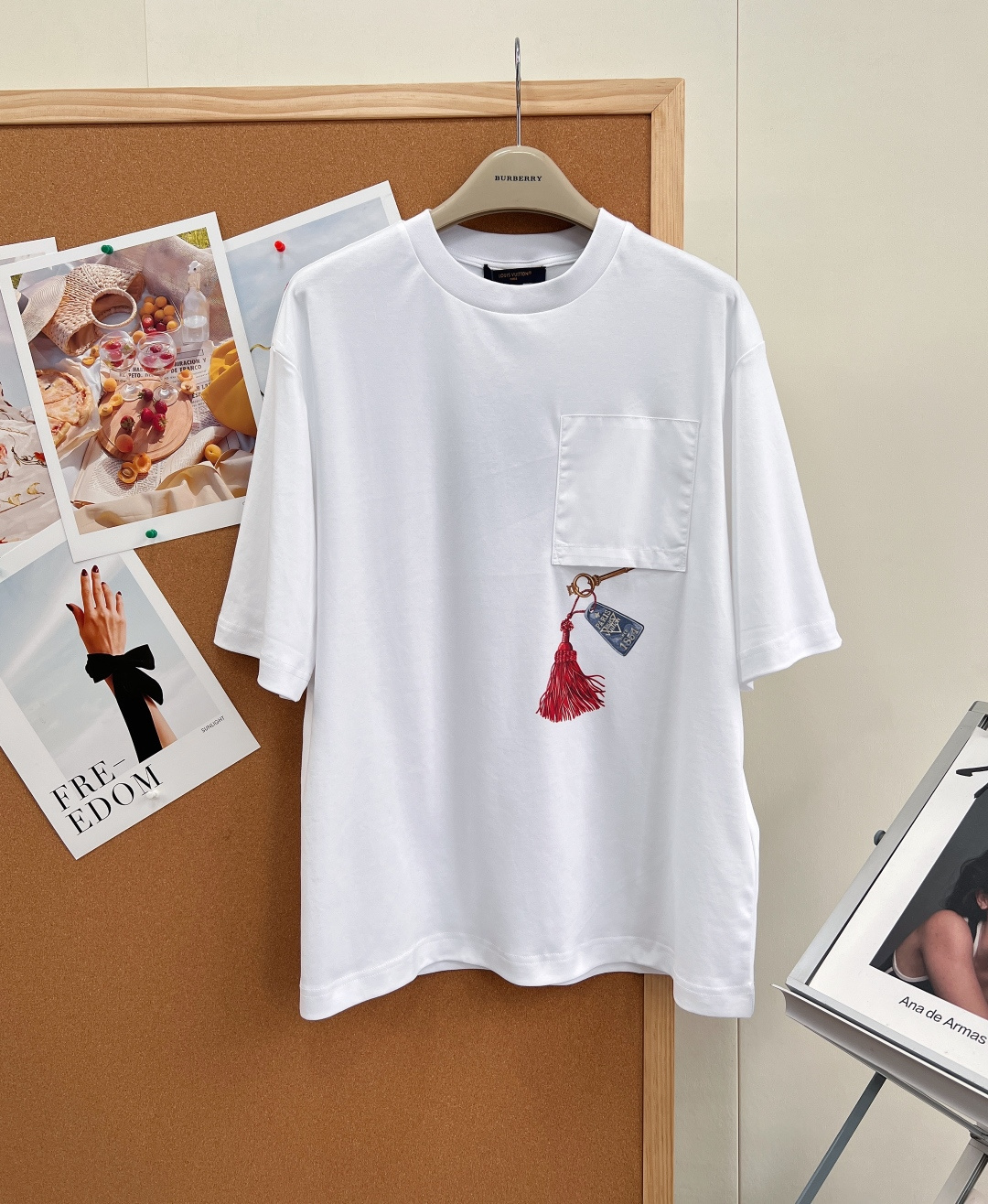 NO:805234,LOUIS VUITTONLV Pocket Key Print White T｜Unlocking the Luxury Everyday Minimalist White T-shirt has its own advanced sense of relaxation, and can easily capture the French lazy atmosphere. It is suitable for all scenes of commuting, leisure, and vacation, and you can close your eyes without stepping on thunder~ Core design highlights: Left chest patch pocket design, restoring classic workwear details, neat and exquisite. 'Key + red tassel hangtag' themed print under the pocket, color contrast is super eye-catching, retro key elements reproduce the brand's classic travel genes, and are highly recognizable  The shoulder is loosely tailored, not picky about the body shape, hiding the flesh and showing slimming, the same style for men and women can be worn as a couple. Fabric & Texture: Selected high-count combed cotton fabric, soft and waxy to the touch, breathable and not sweaty, not easy to deform or yellow after long-term wear, with a sense of drape on the upper body, perfect balance between comfort and high-end texture, complete with three standards, large quantity!  Size sml code L2,,louis vuitton,louis vuitton,19860909LOUIS VUITTONLV口袋钥匙印花白T｜解锁奢感日常极简白T自带高级松弛感,轻松拿捏法式慵懒氛围,通勤、休闲、度假全场景适配,闭眼入不踩雷～ 核心设计亮点 左胸贴袋设计,还原经典工装细节,利落又精致 口袋下方「钥匙+红流苏吊牌」主题印花,色彩撞色超吸睛,复古钥匙元素复刻品牌经典旅行基因,辨识度拉满 正肩宽松剪裁,不挑身材不挑身形,藏肉显瘦,男女同款可做情侣穿搭 面料&质感 甄选高支精梳棉面料,触感软糯亲肤,透气不闷汗,久穿不易变形、不易发黄,上身自带垂坠感,完美平衡舒适度与高级质感,三标齐全,大货出！ 尺码sml 编码L2,,louis vuitton,louis vuitton,,Women's clothing