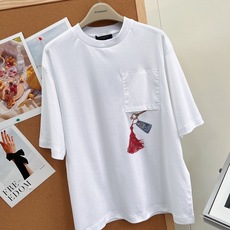 🆕LOUIS VUITTONLV口袋钥匙印花白T|解锁奢感日常✨极简白T自带高级松弛感,轻松拿捏法式慵懒 🆕LOUIS VUITTONLV口袋钥匙印花白T|解锁奢感日常✨极简白T自带高级松弛感,轻松拿捏法式慵懒