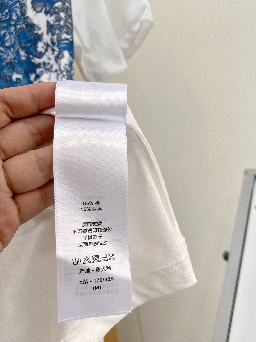 🆕 DIOR 蝴蝶图案印花短袖T恤 以蝴蝶和花朵拼凑 绽放 完美彰显经典蝴蝶之美🦋这款 T 恤采用白色棉