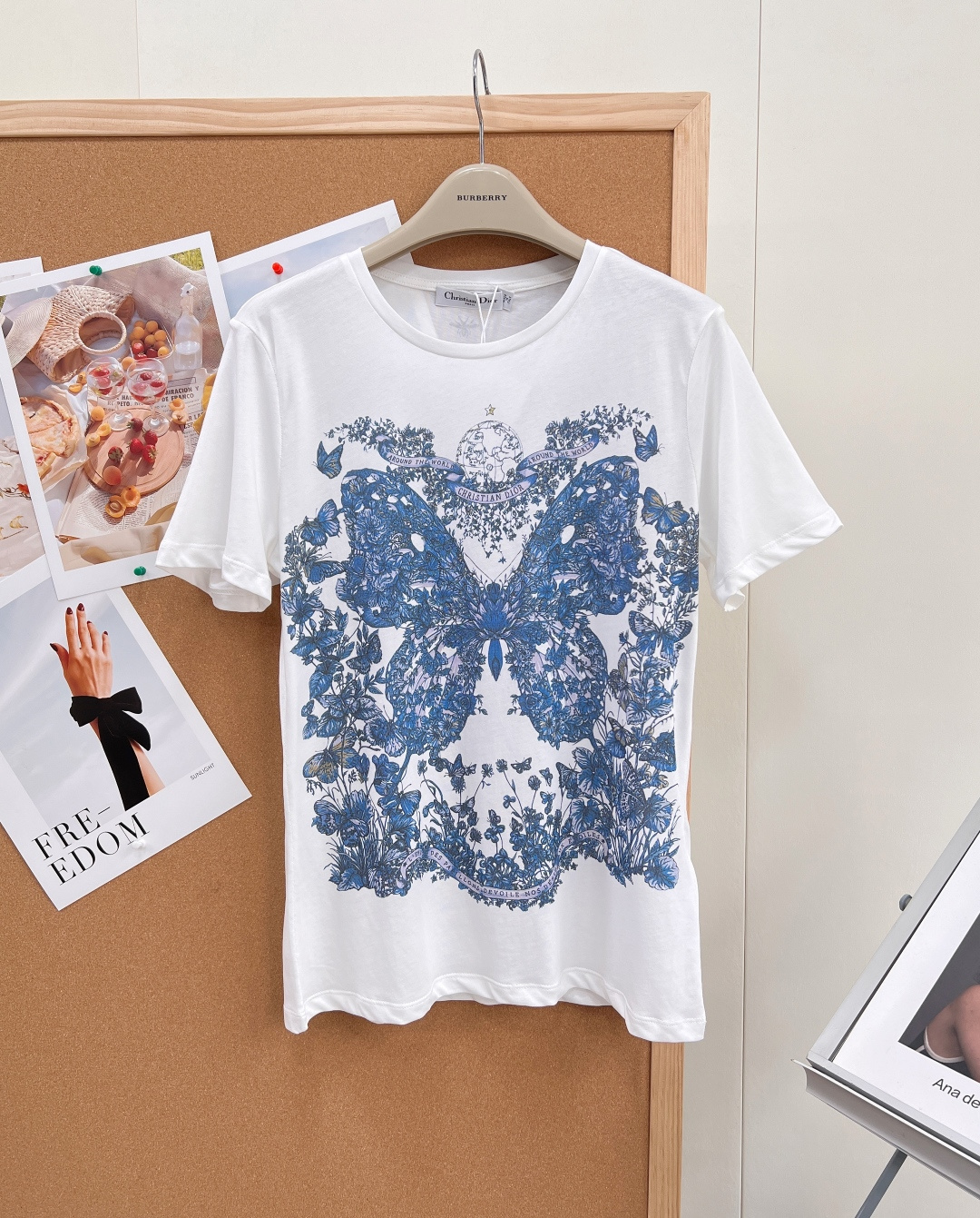 NO:805230,DIOR butterfly pattern printed short-sleeved T-shirt is patchworked with butterflies and flowers blooming, perfectly showing the beauty of the classic butterfly. This T-shirt is carefully made of white cotton and linen blended jersey fabric, decorated with multi-color butterfly patterns, presenting a colorful and elegant floral world, highlighting the pastoral style. Classic round neck cut, with classic bees and CD logos on the back to enhance the style. It can be matched with other graphic items in the series to create a fashionable look. The short-sleeved daughter-in-law that you will fall in love with at first sight.  Showing sweetness, elegance and ladylike temperament, all three standards are complete, and the goods are shipped in large quantities!  Size sml code D,,dior,T-shirt,tees,t-shirt,19860909DIOR 蝴蝶图案印花短袖T恤 以蝴蝶和花朵拼凑 绽放 完美彰显经典蝴蝶之美 这款 T 恤采用白色棉质和亚麻混纺平纹针织面料精心制作,饰以多色蝴蝶图案,呈现缤纷优雅的花卉世界,彰显田园风情.经典圆领剪裁,背面饰以经典的小蜜蜂和 CD 标志提升格调,可与该系列其它图案单品搭配,打造时尚造型. 让人一眼就会爱上的千金小短袖 尽显甜美优雅淑女气质,三标齐全,大货出！ 尺码sml 编码D,,dior,T-shirt,tees，t-shirt,,Women's clothing
