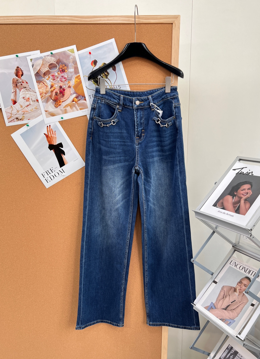 NO:805245,Gucci's new spring and summer G saddle button straight jeans have a high-end sense of relaxation. One click to unlock the effortless fashion of spring and summer. They can be held in all scenarios of commuting, going out on the street, and dating. You can enter with your eyes closed without losing any money!  Highlights of the design at first glance Customized silver metal saddle buckles on the pockets, full of classic logo recognition, retro light luxury feeling directly welded on the body, low-key and elegant. Vintage red letter leather logo on the back waist, full of details, low-key to highlight the brand texture, the upper body has a big-name atmosphere. Neat straight-leg pants, tolerant of various leg types, hiding muscles and slimming, instantly transforming into supermodel comic legs. Comfort and texture are both online.  We select micro-elastic drapey denim fabric, which is soft and skin-friendly but not stiff. There is no sense of restraint on the upper body. It does not tighten the legs when sitting for a long time. It has a smooth drape when walking. It is breathable in spring and summer without being stuffy and sweaty, and the comfort is straight forward!  Versatile attributes, the classic blue wash color is very eye-catching, and it is very suitable for matching with T-shirts/knitwear/small scented jackets. It can easily create French lazy, casual street, simple commuting and other styles. It can easily contract the three standards of fashionable outfits throughout spring and summer. It is available in large quantities!  Size smlxl code,,gucci,gucci,jeans,jackets & coats,tees,t-shirt,19860909gucci春夏新款G家马鞍扣直筒牛仔裤,自带高级松弛感,一键解锁春夏不费力时髦感,通勤/出街/约会全场景hold住,闭眼入都不亏！ 一眼心动的设计亮点 口袋处定制银色金属马鞍扣,经典标识辨识度拉满,复古轻奢感直接焊在身上,低调中透着贵气 后腰复古红字母皮标点睛,细节感拉满,低调彰显品牌质感,上身自带大牌氛围感 利落直筒裤型,包容各种腿型,藏肉显瘦一绝,秒变超模漫画腿 舒适与质感双在线 甄选微弹力垂感牛仔面料,柔软亲肤不僵硬,上身无束缚感,久坐不勒腿,行走间自带流畅垂坠感,春夏穿透气不闷汗,舒适度直接拉满！ 百搭属性封神,经典蓝色水洗色调超耐看,搭配T恤/针织衫/小香风外套都超适配,轻松打造法式慵懒、休闲街头、简约通勤等多种风格,轻松承包整个春夏的时髦穿搭三标齐全,大货出！ 尺码smlxl 编码,,gucci,gucci,jeans,jackets & coats,tees，t-shirt,,Women's clothing