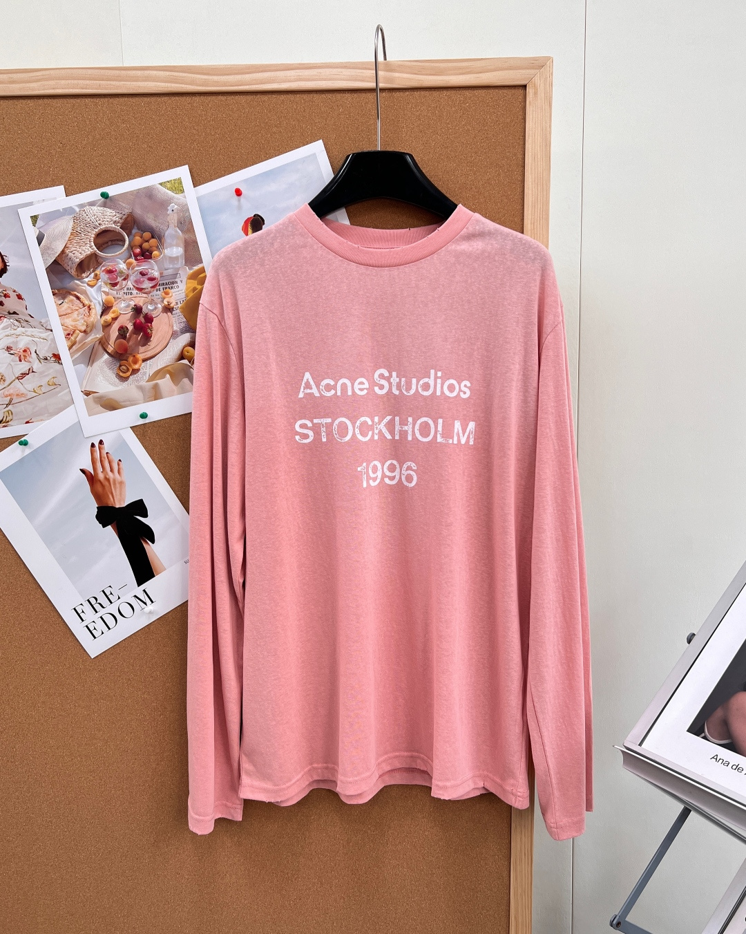 NO:805241,ACNESTUDIO retro distressed washed new color 1996 long-sleeved T-shirt | Nordic minimalist relaxed feel Classic round neck + slightly transparent cotton linen fabric, soft and drapey and breathable Old white ink print replica of the year of the brand's birth, full of retro feel Cherry blossom pink is gentle and age-reducing, haze blue is cool and advanced, both colors are whitening Loose off-shoulder version does not pick on the figure, hides fat and can be used as a sun protection shirt  The fabric is soft and thin, comfortable and breathable, with a slightly translucent texture that comes with a hazy filter. It is suitable for sun protection in summer or layering in early autumn. The old 1996 letter print is low-key and recognizable. The cherry blossom pink is sweet but not greasy, and the yellow leather can also be worn to give a gentle feeling; the haze blue is cool and white, suitable for commuting and dating. The loose version is lazy and casual, and it has a super atmosphere when paired with jeans/skirts. Whoever wears it is a Korean heroine with a cool feeling, gentle to the bone.  The cherry blossom pink is so gentle that it shines, and the haze blue is cool and white. I want to wear both colors together. Pair it with jeans for an American casual look, and with a skirt it will look gentle and girly. You can close your eyes without stepping on the thunder!  The distressed 1996 print is low-key and recognizable. The loose version is not flattering to your figure, making it lazy for boys and gentle for girls. Whether it is paired with jeans or casual shorts, it can easily create a daily retro atmosphere, add a unique charm to summer wear, and make every time you go out full of retro style. Complete with three standards, large quantities!  Size sml,acne studios,dior,skirts,shorts,jeans,tees,t-shirt,19860909ACNESTUDIO 复古做旧水洗新配色1996长袖T恤 ｜北欧极简的松弛感 经典圆领+微透棉质亚麻面料,软糯垂坠又透气 做旧白墨印花复刻品牌诞生年份,复古感拉满 樱花粉温柔减龄,雾霾蓝清冷高级,两色都显白 宽松落肩版型不挑身材,藏肉显瘦还能当防晒衫 面料是软薄款舒适透气,微透质感自带朦胧滤镜,夏天当防晒/早秋叠穿都合适 做旧1996字母印花,低调又有辨识度 樱花粉甜而不腻,黄皮也能穿出温柔感；雾霾蓝清冷显白,通勤约会都适配 宽松版型慵懒随性,搭牛仔裤/半裙都超有氛围感 谁穿谁是清冷感韩系女主,温柔到骨子里 樱花粉温柔到发光,雾霾蓝清冷显白,两色都想all in 搭牛仔裤是美式休闲,搭半裙是温柔少女,闭眼入不踩雷！ 做旧1996印花,低调又有辨识度 宽松版型不挑身材,男生穿慵懒,女生穿温柔 无论是搭配牛仔裤还是休闲短裤,都能轻松营造日常复古氛围,为夏日穿搭增添独特韵味,让每一次出门都充满复古风情.三标齐全,大货出！ 尺码sml 编,,acne studios,dior,skirts,shorts,jeans,tees，t-shirt,,Women's clothing