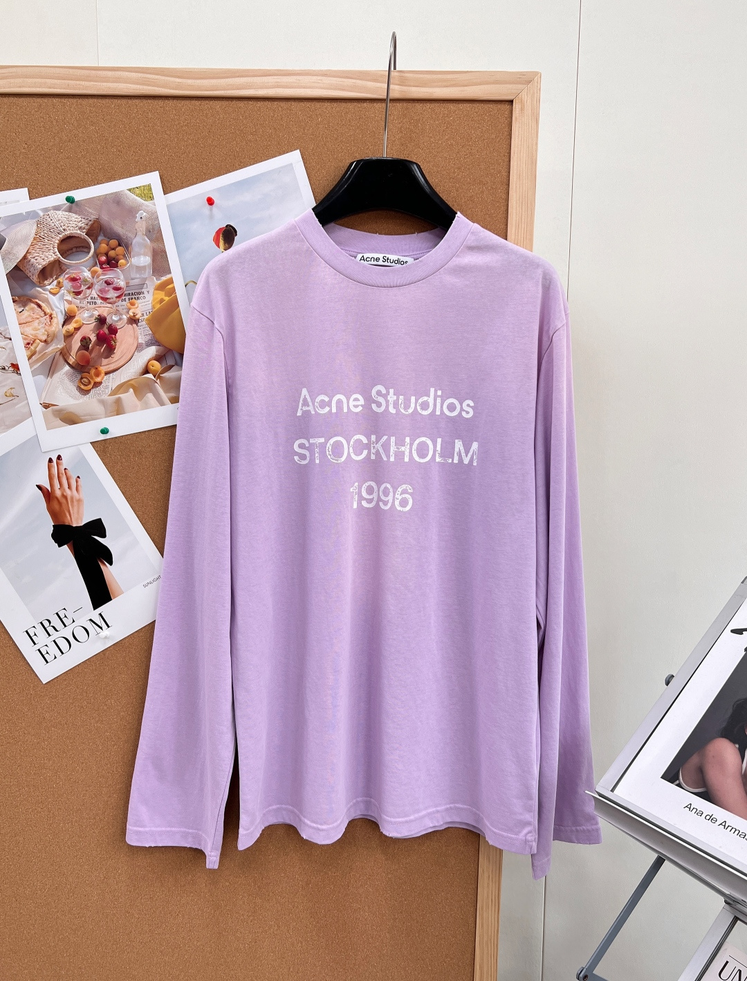 NO:805237,ACNESTUDIO retro distressed washed new color 1996 long-sleeved T-shirt | Nordic minimalist relaxed feel Classic round neck + slightly transparent cotton linen fabric, soft and drapey and breathable Old white ink print replica of the year of the brand's birth, full of retro feel Cherry blossom pink is gentle and age-reducing, haze blue is cool and advanced, both colors are whitening Loose off-shoulder version does not pick on the figure, hides fat and can be used as a sun protection shirt  The fabric is soft and thin, comfortable and breathable, with a slightly translucent texture that comes with a hazy filter. It is suitable for sun protection in summer or layering in early autumn. The old 1996 letter print is low-key and recognizable. The cherry blossom pink is sweet but not greasy, and the yellow leather can also be worn to give a gentle feeling; the haze blue is cool and white, suitable for commuting and dating. The loose version is lazy and casual, and it has a super atmosphere when paired with jeans/skirts. Whoever wears it is a Korean heroine with a cool feeling, gentle to the bone.  The cherry blossom pink is so gentle that it shines, and the haze blue is cool and white. I want to wear both colors together. Pair it with jeans for an American casual look, and with a skirt it will look gentle and girly. You can close your eyes without stepping on the thunder!  The distressed 1996 print is low-key and recognizable. The loose version is not flattering to your figure, making it lazy for boys and gentle for girls. Whether it is paired with jeans or casual shorts, it can easily create a daily retro atmosphere, add a unique charm to summer wear, and make every time you go out full of retro style. Complete with three standards, large quantities!  Size sml code,acne studios,dior,skirts,shorts,jeans,tees,t-shirt,19860909ACNESTUDIO 复古做旧水洗新配色1996长袖T恤 ｜北欧极简的松弛感 经典圆领+微透棉质亚麻面料,软糯垂坠又透气 做旧白墨印花复刻品牌诞生年份,复古感拉满 樱花粉温柔减龄,雾霾蓝清冷高级,两色都显白 宽松落肩版型不挑身材,藏肉显瘦还能当防晒衫 面料是软薄款舒适透气,微透质感自带朦胧滤镜,夏天当防晒/早秋叠穿都合适 做旧1996字母印花,低调又有辨识度 樱花粉甜而不腻,黄皮也能穿出温柔感；雾霾蓝清冷显白,通勤约会都适配 宽松版型慵懒随性,搭牛仔裤/半裙都超有氛围感 谁穿谁是清冷感韩系女主,温柔到骨子里 樱花粉温柔到发光,雾霾蓝清冷显白,两色都想all in 搭牛仔裤是美式休闲,搭半裙是温柔少女,闭眼入不踩雷！ 做旧1996印花,低调又有辨识度 宽松版型不挑身材,男生穿慵懒,女生穿温柔 无论是搭配牛仔裤还是休闲短裤,都能轻松营造日常复古氛围,为夏日穿搭增添独特韵味,让每一次出门都充满复古风情.三标齐全,大货出！ 尺码sml 编码,,acne studios,dior,skirts,shorts,jeans,tees，t-shirt,,Women's clothing