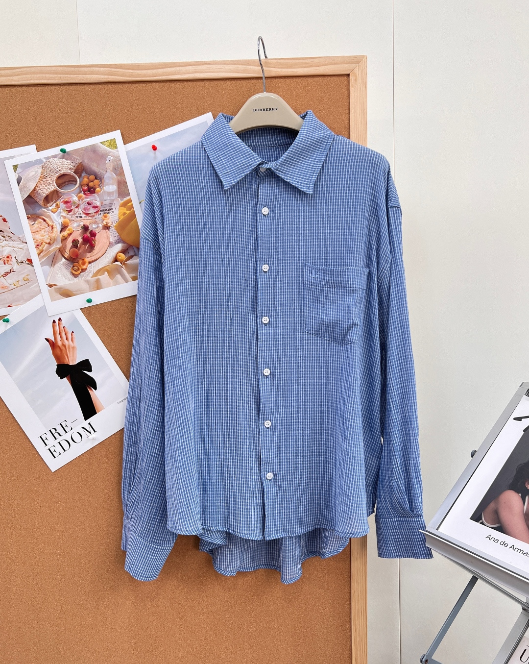 NO:805961,Low classic's new sea salt blue fine plaid shirt combines Korean laziness and high-end texture. It is a 'magic oil' item that can be matched in any wardrobe~ - The blue and white fine plaid with its own brand DNA replaces the dullness of the traditional plaid with refreshing sea salt blue. It comes with a cool white leather filter, which is gentle and not picky, and directly enhances the Korean atmosphere. -  The loose version with dropped shoulders and oversize is very friendly to all body types and is a good way to hide the flesh. The irregular hem, which is short in the front and long in the back, gives you a casual sense of relaxation when you wear it, without having to worry about concave shapes. - The lapel design is neat and unobtrusive, with white buttons of the same color, which is clean and refreshing; the patch pocket on the chest is the finishing touch, taking into account both practicality and design. The cuffs can be rolled up to create a variety of ways to wear it, adapting to different styles. -  It has a soft pleated feel, and the soft upper body does not make you sweaty. It can be used as a sun protection outer layer in summer, and there is no pressure to layer it as a base layer in spring and autumn. It can be worn in all seasons. - The fabric has excellent drape and will not stick to the body. The loose version can also be worn to create neat and non-sluggish lines, with just the right sense of high-end in laziness. Great deal!  size sml code,,versace,shirts,19860909Low classic 新款海盐蓝细格纹衬衫,把韩系慵懒与高级质感焊在了一起,是衣柜里怎么搭都不出错的“万金油”单品~ - 自带品牌DNA的蓝白细格纹,用清爽的海盐蓝调替代了传统格纹的沉闷感,自带冷白皮滤镜,温柔又不挑皮,韩系氛围感直接拉满. - 落肩+oversize的宽松版型,对各种身材都超友好,藏肉显瘦一把好手；前短后长的不规则衣摆,随手一穿就自带随性的松弛感,完全不用费心凹造型. - 翻领设计利落不拖沓,搭配同色系的白色纽扣,干净清爽；胸前的贴袋是点睛之笔,兼顾实用性与设计感,袖口可挽起打造多种穿法,适配不同风格. - 自带柔和的褶皱感,软乎乎的上身不闷汗,夏天可以当防晒外搭,春秋叠穿打底也毫无压力,四季都能穿. - 面料垂坠感优秀,不会软塌塌贴在身上,宽松的版型也能穿出利落不拖沓的线条感,慵懒中带着恰到好处的高级感.大货出！ 尺码sml 编码,,versace,shirts,,Women's clothing