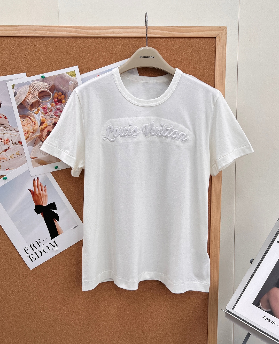 NO:806397,Louis Vuitton's classic white T with embroidered letters, a two-way street between simplicity and luxury - The 'Louis Vuitton' handwritten letters are presented on the chest with three-dimensional embroidery technology, which is low-key and highly recognizable. There is no exaggerated printing, but it has a high-end texture. It is the gospel of detail control that everyone who knows it understands. -  High-count Xinjiang cotton fabric is selected, which feels soft and skin-friendly. The upper body has a breathable feeling. It is not easy to deform and turn yellow after washing. The white color can also stay clean and refreshing for a long time. - Classic round neck + slightly loose tailoring, regardless of body shape or gender, can easily modify the shoulder line and waist and abdomen line. It is refreshing when worn alone or layered without any burden. It is always the 'universal bottoming king' in the wardrobe. -  The brand's exclusive collar label, hangtag and hemming technology restore LV's consistent exquisite workmanship. Every detail conveys the texture and style of the luxury brand. The three labels are complete, and the goods are shipped in large quantities!  Size sml code L,,louis vuitton,louis vuitton,19860909Louis Vuitton 经典刺绣字母白T,简约与高级感的双向奔赴 - 胸前以立体刺绣工艺呈现“Louis Vuitton”手写体字母,低调又极具辨识度,没有夸张印花,却自带高级质感,是懂的人都懂的细节控福音. - 甄选高支数新疆棉面料,触感软糯亲肤,上身自带透气呼吸感,洗后不易变形发黄,白色也能持久保持干净清爽. - 经典圆领+微宽松剪裁,不挑身材不挑性别,轻松修饰肩线与腰腹线条,单穿清爽,叠穿也毫无负担,是衣柜里永远的“万能打底王”. - 品牌专属领标、吊牌与锁边工艺,还原LV一贯的精致做工,每一处细节都传递着奢侈品牌的质感与格调.三标齐全,大货出！ 尺码sml 编码L,,louis vuitton,louis vuitton,,Women's clothing