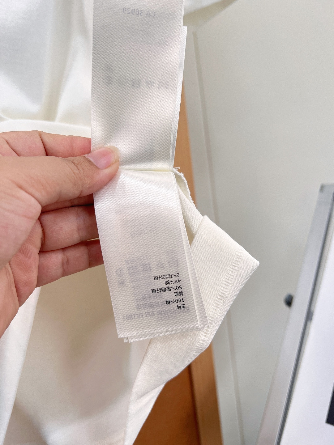 🆕Louis Vuitton 经典刺绣字母白T，简约与高级感的双向奔赴✨- 胸前以立体刺绣工艺呈现“Lo