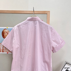 🆕MiuMiu Lete系列木耳边花边短袖衬衫,浅粉色轻盈速干面料,穿着舒适又耐穿,前幅木耳边+翻领设计 🆕MiuMiu Lete系列木耳边花边短袖衬衫,浅粉色轻盈速干面料,穿着舒适又耐穿,前幅木耳边+翻领设计