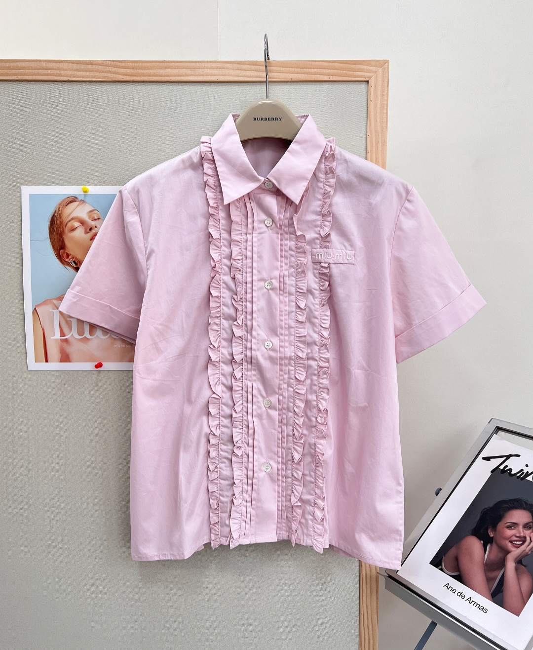 NO:832644,MiuMiu Lete series fungus lace short-sleeved shirts, light pink light and quick-drying fabric, comfortable and durable to wear, front fungus edge + lapel design, full of retro girly feel, short-sleeved loose fit, very suitable for spring and summer, super friendly to the figure, paired with a white work skirt or straw bag, it is easy to carry a sweet and cool style, and it is very photogenic when going out and taking photos. The fungus on the chest is delicate and flexible, reducing age and showing temperament. It is a must-have item for sweet girl style!  All three standards are complete, and the goods will be shipped in large quantities!  Size sml,,miumiu,espadrilles,skirts,shirts,T-shirt,19860909MiuMiu Lete系列木耳边花边短袖衬衫,浅粉色轻盈速干面料,穿着舒适又耐穿,前幅木耳边+翻领设计,复古少女感满满,短袖宽松版型,春夏穿超合适,对身材超友好,搭配白色工装裙或草编包,甜酷风轻松拿捏,日常出街、拍照都很出片,胸前木耳边精致灵动,减龄又显气质,是甜妹风穿搭必备单品！三标齐全,大货出！ 尺码sml,,miumiu,espadrilles,skirts,shirts,T-shirt,,Women's clothing