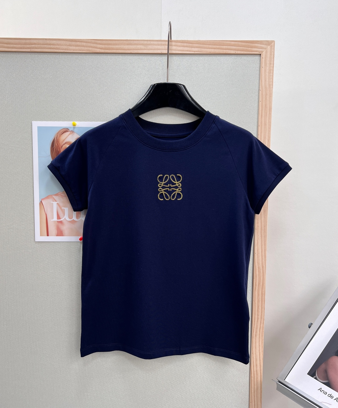 NO:832697,LOEWE summer limited embroidered logo short-sleeved T-shirt. Who knows the relaxation of Ibiza? Paula’s Ibiza limited series directly embodied all my imagination of summer. The T-shirt is soft and matches the straw bag and fisherman hat of the same series.  It instantly brings out the resort style of Ibiza. It is made of 100 pure cotton and looks great when paired with skirts or jeans. It is easy to switch between holiday or commuting style. The series is inspired by Ibiza and is full of summer atmosphere. It is a must-have item for the summer wardrobe. It has three standard items and is available in large quantities!  Size sml,,loewe,espadrilles,espadrilles,skirts,jeans,T-shirt,tees,t-shirt,hats,19860909LOEWE夏日限定刺绣logo短袖T恤,伊维萨岛的松弛感谁懂啊,Paula‘sIbiza限定系列直接把我对夏天的所有想象都具象化了,T恤软乎乎的搭配同系列的草编包和渔夫帽瞬间把伊维萨岛的度假风拉满,采用100纯棉无论配裙子还是牛仔裤都很出彩,轻松切换度假or通勤风.系列灵感来自伊比萨岛,夏日氛围感满满,是夏季衣橱必备单品,三标齐全,大货出！ 尺码sml,,loewe,espadrilles,espadrilles,skirts,jeans,T-shirt,tees，t-shirt,hats,,Women's clothing