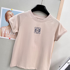 🆕LOEWE夏日限定刺绣logo短袖T恤,伊维萨岛的松弛感谁懂啊,Paula‘sIbiza限定系列直接把 🆕LOEWE夏日限定刺绣logo短袖T恤,伊维萨岛的松弛感谁懂啊,Paula‘sIbiza限定系列直接把