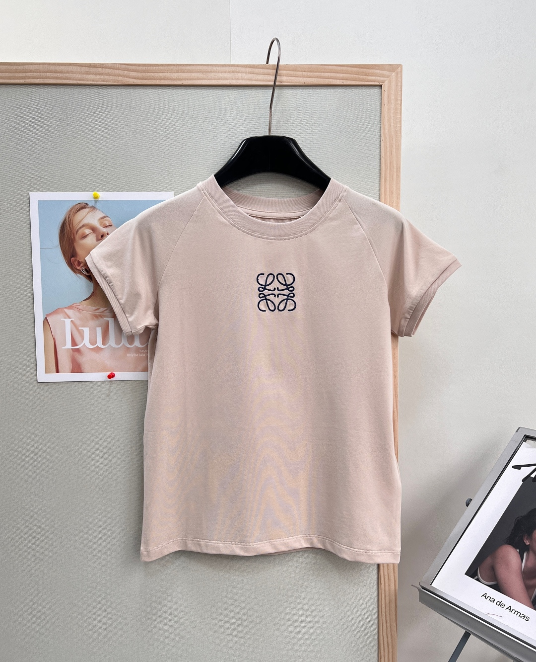 NO:832683,LOEWE summer limited embroidered logo short-sleeved T-shirt. Who knows the relaxation of Ibiza? Paula’s Ibiza limited series directly embodied all my imagination of summer. The T-shirt is soft and matches the straw bag and fisherman hat of the same series.  It instantly brings out the resort style of Ibiza. It is made of 100 pure cotton and looks great when paired with skirts or jeans. It is easy to switch between holiday or commuting style. The series is inspired by Ibiza and is full of summer atmosphere. It is a must-have item for the summer wardrobe. It has three standard items and is available in large quantities!  Size sml,,loewe,espadrilles,espadrilles,skirts,jeans,T-shirt,tees,t-shirt,hats,19860909LOEWE夏日限定刺绣logo短袖T恤,伊维萨岛的松弛感谁懂啊,Paula‘sIbiza限定系列直接把我对夏天的所有想象都具象化了,T恤软乎乎的搭配同系列的草编包和渔夫帽瞬间把伊维萨岛的度假风拉满,采用100纯棉无论配裙子还是牛仔裤都很出彩,轻松切换度假or通勤风.系列灵感来自伊比萨岛,夏日氛围感满满,是夏季衣橱必备单品,三标齐全,大货出！ 尺码sml,,loewe,espadrilles,espadrilles,skirts,jeans,T-shirt,tees，t-shirt,hats,,Women's clothing