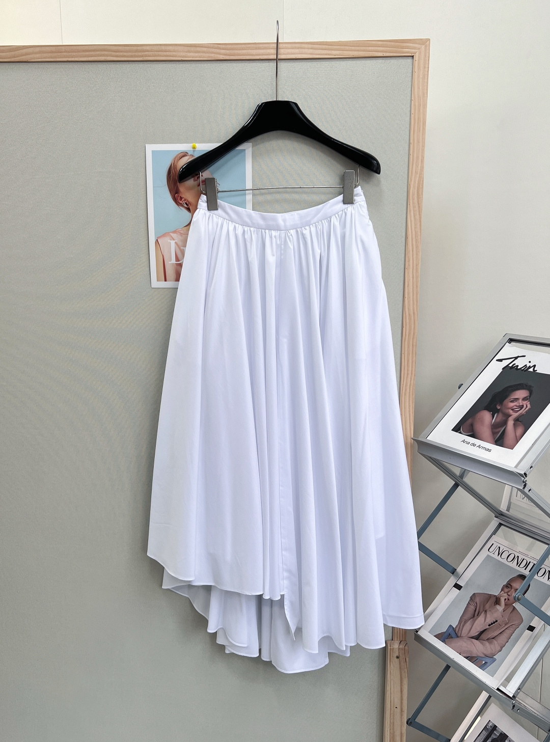 NO:832670,Self-Portrait's new fairy-like irregular satin mid-length skirt, the natal fairy skirt with its own gentle atmosphere is here. SP's iconic lazy and romantic tone, high-draping silky satin fabric, with a soft and high-grade luster, the upper body is light and elegant without weighing down the body. The high-waisted elastic waist design does not pick up the waist shape and does not tighten the flesh, and perfectly gathers the fat on the waist and abdomen.  Irregular high and low skirt with large curvature, flexible and elegant when walking, with built-in atmosphere filter. Irregular tailoring, perfect for modifying the leg shape, hiding the crotch and showing long legs, and can be easily controlled by small people. Pure white and cool fairy spirit, high-end black, low-key and noble, minimalist solid color will never go out of style.  It looks great with any combination of knitwear, blouses, and suspenders. It is suitable for all scenes such as dating, commuting, and vacation. It is easy to wear Self-Portrait's exclusive French lazy fairy atmosphere. It has three standards and is available in large quantities!  Size sml,,skirts,19860909Self-Portrait 新款仙气不规则缎面中长款半裙, 自带温柔氛围感的本命神仙半裙来了 SP标志性慵懒浪漫调性,高垂坠丝滑缎面面料,自带柔光高级光泽感,上身轻盈飘逸不压身.  高腰松紧腰设计,不挑腰型不勒肉,完美收拢腰腹赘肉 超大弧度不规则高低裙摆,走动间灵动飘逸,自带氛围感滤镜 不规则剪裁,修饰腿型一绝,藏胯藏肉显腿长,小个子也能轻松驾驭 纯净白清冷仙气,高级黑低调显贵,极简纯色永不过时 随便搭配针织、小衫、吊带都绝美,约会、通勤、度假全场景适配,轻松穿出Self-Portrait专属法式慵懒仙女氛围感,三标齐全,大货出！ 尺码sml,,skirts,,Women's clothing