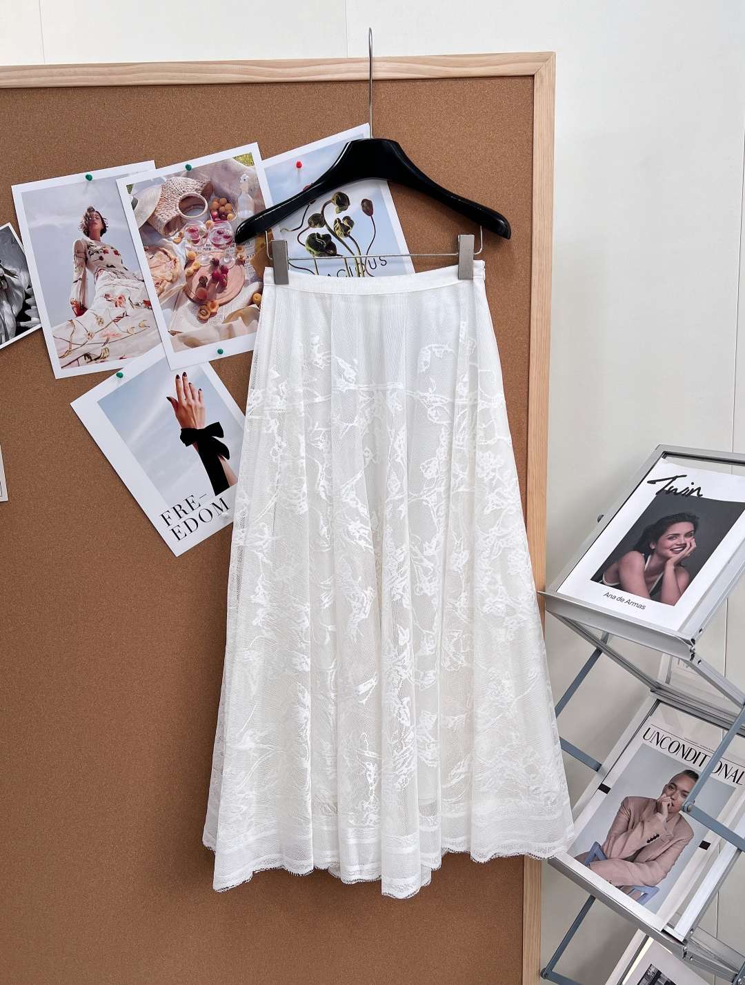 NO:833405,DIOR's new fairy-like white lace skirt brings a gentle atmosphere to the ceiling. The heavy-duty lace skirt with its own soft light filter welds French romance and high-end relaxation to the body. The high-waisted and simple hemmed waistband provides a seamless fit without constricting the waist, precisely gathering the waist and abdomen lines. The A-line umbrella skirt is cut with a large hem, hiding the flesh and showing off the slimming effect. The wide hips, thick legs, and wide false hips are fully modified.  The draping is straight and does not cling to the legs, giving it a sense of elegance and agility when walking. The mid-length length just covers the short legs, making it easy for even small people to manage!  Customized hollow mesh lace fabric, the texture is delicate and transparent, gentle and not exposed. Heavy three-dimensional flower embroidery pattern, layer upon layer and rich in layering, exquisite and high-end but not cheap. Soft and skin-friendly, breathable and non-stringing, can be worn in all seasons. The lining is smooth and lining, completely opaque. The hem has exquisite eyelash lace binding, full of details, original counterpoint pattern, restoring the texture of the store!  All three standards are complete, and the goods will be shipped in large quantities!  Size sml,,dior,skirts,19860909DIOR新款仙气白蕾丝半裙,温柔氛围感天花板 自带柔光滤镜的重工蕾丝半裙,把法式浪漫与高级松弛感焊在身上 高腰简约包边腰头,无痕贴合不勒腰,精准收拢腰腹线条 大摆A字伞裙剪裁,藏肉显瘦一绝,胯宽、腿粗、假胯宽全修饰 垂坠顺直不贴腿,走路自带飘逸灵动氛围感,中长长度刚好遮小腿短板,小个子也轻松驾驭！ 定制镂空网纱蕾丝面料,肌理细腻通透,温柔又不暴露 重工立体花卉刺绣纹样,层层叠叠富有层次感,精致高级不廉价 软糯亲肤透气不扎肤,四季都能穿,内里顺滑打底衬布,完全不透光 下摆精致睫毛蕾丝包边,细节拉满,原版对位花型,还原专柜质感！三标齐全,大货出！ 尺码sml,,dior,skirts,,Women's clothing