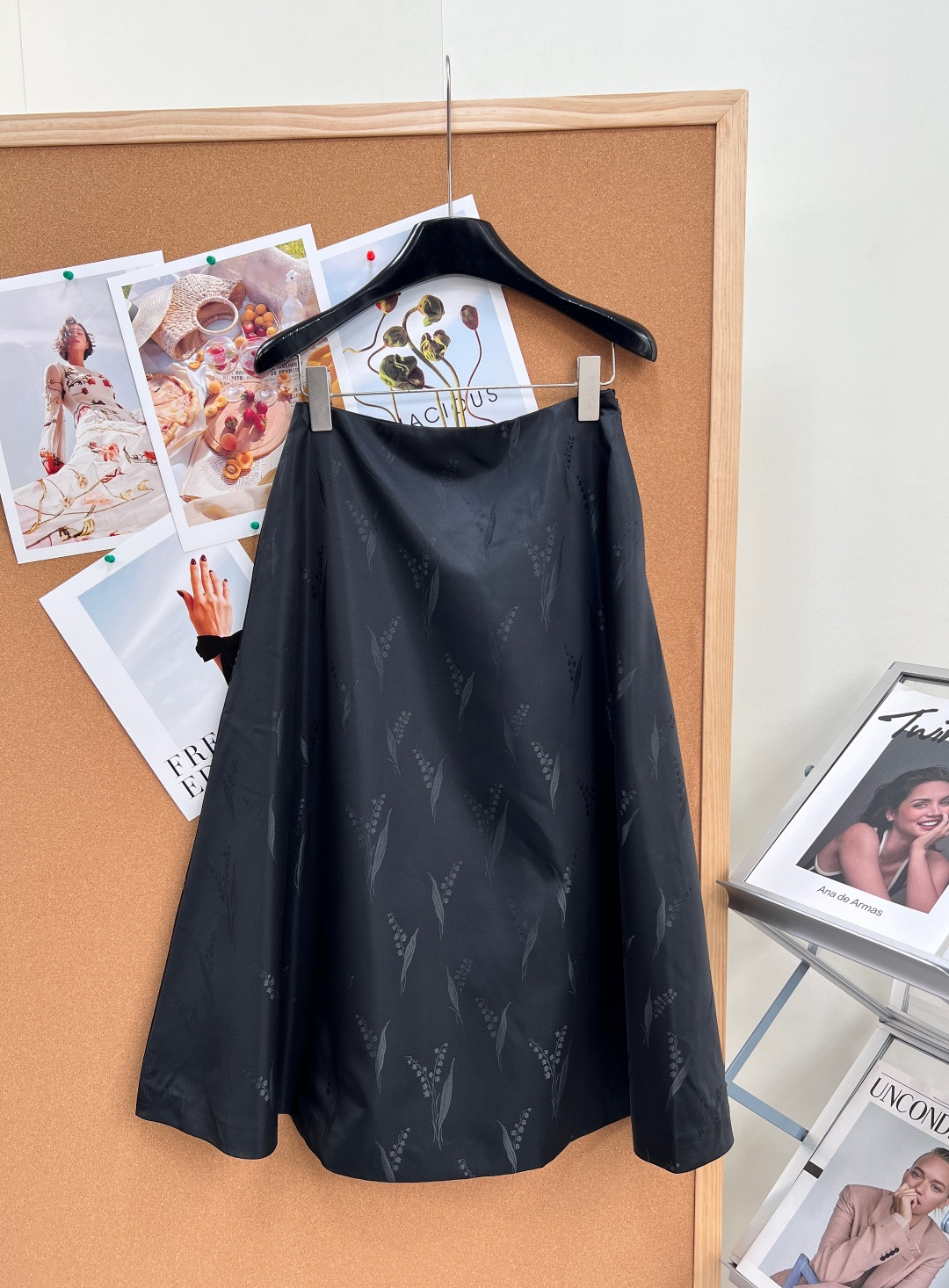 NO:833462,DIOR's new high-end dark pattern satin umbrella skirt, a gentle and noble ceiling. A light luxury satin skirt with a soft and high-end feel, which perfectly captures the relaxed atmosphere of old money. Minimalist high-waisted and flat-waisted design, seamlessly fit the waist and abdomen, non-stuck and super comfortable. Loose A-line large umbrella skirt, which hides the muscles to the extreme and makes the body look slimmer. Perfectly modifying all body shortcomings such as wide hips, wide false hips, and thick legs.  The mid-length draped length lengthens the body proportions vertically, and is friendly to both small and tall people. It has a flexible arc when walking, does not stick to the legs and is not bloated, looks slim and elegant, and is versatile for daily commuting. Customized high-density matte satin fabric, delicate and silky with high-grade soft light, not exaggerated and reflective. Exclusive lily of the valley jacquard, low-key and subtle with details, full of texture and layering under the light.  Stiff and stylish, it is not easy to wrinkle and has a great drape. It will not deform or collapse after being worn for a long time. It is smooth and skin-friendly and non-sticky. It is breathable and refreshing in spring and summer. It is versatile in all seasons. It has a skin-friendly lining on the inside, which makes the upper body comfortable and does not tie the skin. It has a full and luxurious feel!  The black model is low-key and abstinent, intellectually elegant, capable for commuting, high-end and slim, versatile, and full of atmosphere in formal occasions. The white model is pure and gentle, French fairy, gentle for dating, fresh for daily life, and the yellow skin shows whiteness. It is suitable for matching with sweaters, suspenders, chiffon tops, and scented jackets. It can be held in all scenes such as daily commuting, dates and outings, light banquets, and afternoon tea. It is a classic and timeless version, which looks noble and durable when worn every year. It has three standards and two colors!  Sizes sml,,dior,skirts,jackets & coats,19860909DIOR新款高级感暗纹缎面伞裙,温柔贵气天花板 自带柔光高级感的轻奢缎面半裙,把老钱松弛氛围感拿捏满分 极简高腰平腰设计,无痕贴合腰腹,不勒不卡超舒适 宽松A字大伞裙摆,极致藏肉显瘦,完美修饰胯宽、假胯宽、腿粗所有身材短板 中长款垂坠长度,纵向拉长身形比例,小个子&高个子都友好 走路自带灵动弧度,不贴腿不臃肿,显瘦又飘逸,通勤日常都百搭  定制高密哑光缎面面料,细腻丝滑自带高级柔光,不浮夸反光超显贵 专属铃兰植物暗纹提花,低调含蓄有细节,灯光下肌理层次感拉满 挺括有型不易皱,垂坠感一绝,久穿不变形、不塌垮 顺滑亲肤不粘身,春夏透气清爽,四季百搭不挑季节 内里亲肤内衬,上身舒适不扎肤,高级感拉满！ 黑色款低调禁欲、知性优雅,通勤干练、高级显瘦,百搭不出错,正式场合氛围感拉满 白色款纯净温柔、法式仙气,约会温柔、日常清新,黄皮巨显白 搭配针织衫、吊带、雪纺上衣、小香外套都适配 日常通勤、约会出游、轻宴会、下午茶全场景hold住 经典不过时版型,年年穿都显贵耐看,三标齐全,两色出！ 尺码sml,,dior,skirts,jackets & coats,,Women's clothing