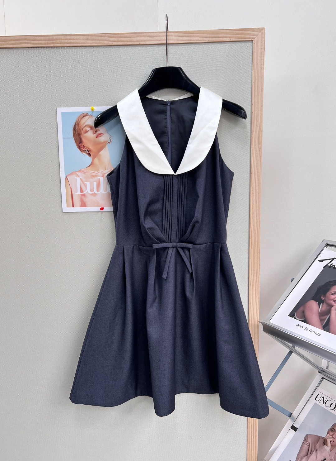 NO:833404,JORYA's new collegiate-style contrasting color sleeveless dress with doll collar, gentle and age-reducing, versatile and timeless slimming - Retro milky white contrasting large lapel, gently modifying the neck line, weakening the round face and shoulders, with a sense of a well-behaved girl - The accordion pleating process on the chest is delicate and smooth, invisible modification of the breast shape, covering the breasts, and full of sophistication - The waist tie design, free to adjust the elasticity, accurately pinch out the waist, optimize the golden ratio of three to seven points -  A-line short skirt with high waist and large hem, hiding thick crotch and thick legs, covering the width of false crotch, pear-shaped figure, small people can easily look taller and slimmer - Invisible zipper design on the back collar, easy to put on and take off, close fit and neat without being bulky, no restrictions on daily activities - High-density anti-wrinkle suit twill fabric, stiff and stylish, drape smoothly, not easy to wrinkle and deform, easy to wear in all seasons -  Glossy satin contrasting color doll collar, delicate and high-end texture, forming a gentle contrast with the skirt fabric - fully covered and smooth lining, skin-friendly and breathable without pricking the skin, neat and fine wiring, the same style as the original counter - high-end dark gray + classic black two-color system, low-key and durable, and the yellow leather upper body is extremely white, complete with three standards, two colors are available!  Size smlxl,,skirts,business suit,gold,19860909JORYA新款 学院风撞色娃娃领无袖连衣裙,温柔减龄千金感,百搭显瘦永不过时 -复古奶白撞色大翻领,温柔修饰脖颈线条,弱化圆脸溜肩,自带乖巧少女氛围感 - 胸前风琴压褶工艺,细腻平整,隐形修饰胸型、遮副乳,精致感拉满 - 腰侧系带收腰设计,自由调节松紧,精准掐出小蛮腰,优化三七分黄金比例 - 高腰大伞摆A字短裙,藏胯藏腿粗、遮盖假胯宽,梨形身材天菜,小个子轻松显高显瘦 - 后领隐形拉链设计,穿脱方便,贴身利落不臃肿,日常活动无束缚 -高密抗皱西装斜纹面料,挺括有型、垂坠顺滑,不易起皱不易变形,四季都好穿 - 光泽感缎面撞色娃娃领,细腻高级有质感,和裙身面料形成温柔层次对比 - 全包顺滑内衬,亲肤透气不扎肤,走线工整精细,原版专柜同款做- 高级深灰+经典黑色双色系,低调耐看不挑皮,黄皮上身巨显白,三标齐全,两色出！ 尺码smlxl,,skirts,business suit,gold,,Women's clothing