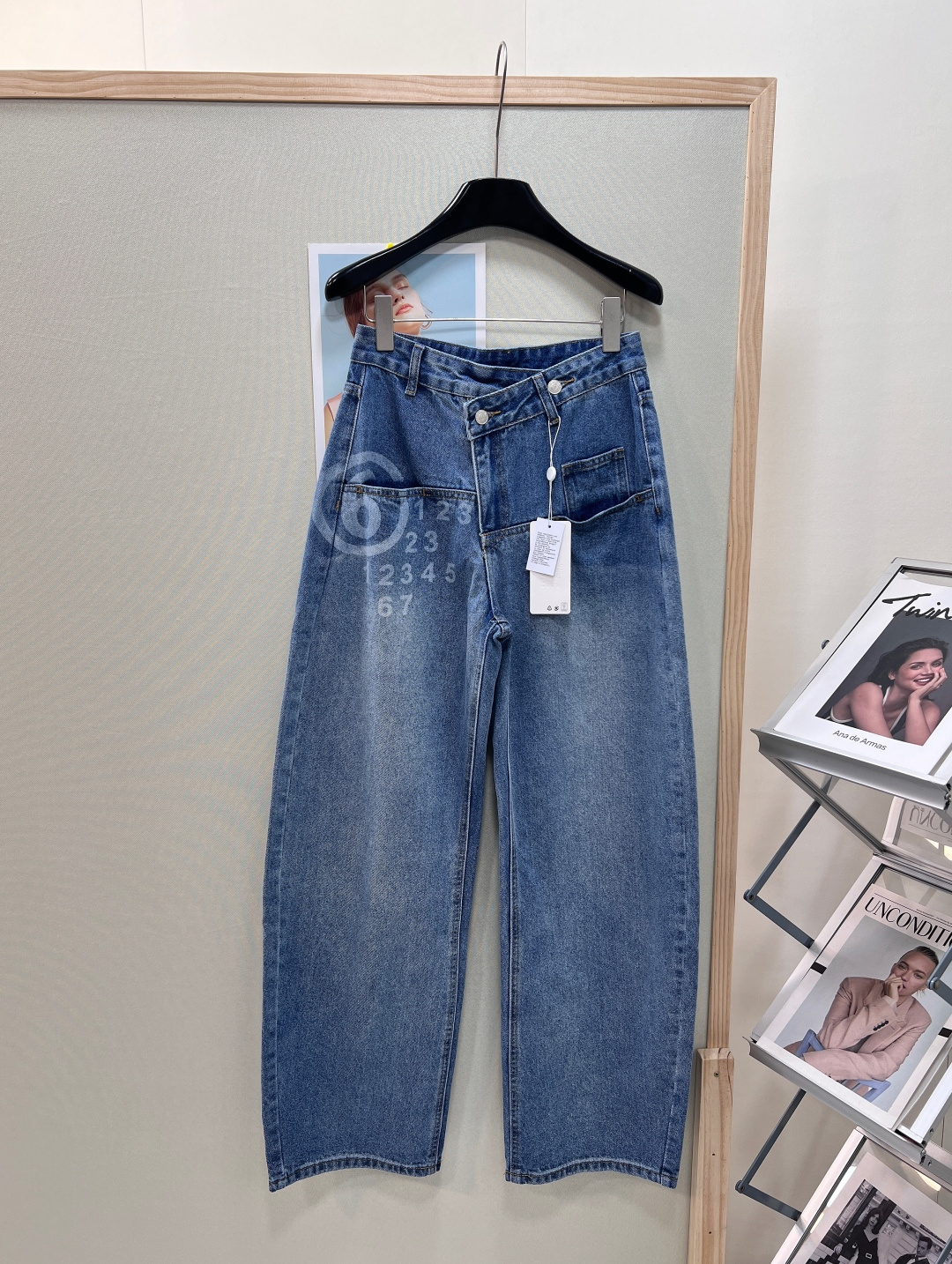 NO:834123,MM6 new side number trousers, with high waist and loose fit, asymmetrical double buttons +  The staggered waistband not only can accurately raise the waistline, but also has a niche design sense, which is different from ordinary jeans. The color is very beautiful, soft and textured, with a bit of a vintage retro atmosphere. It does not matter the skin color, and it is versatile to match. It is not as boring as dark denim, nor as attractive as light denim. The whole is the topstitch sewing process of classic denim, the lines are neatly routed, the version is stiff, the upper body will not collapse, and the three standards are complete. Great product!  Size chart,,masion margiela,jeans,19860909MM6新款侧数字长裤,采用高腰宽松版型,不对称双扣 + 错位腰头,不仅能精准拉高腰线,还自带小众设计感,和普通牛仔裤区别开,色系很好看,柔和又有质感,自带一点做旧的复古氛围,不挑肤色,搭配起来也很百搭,不会像深色牛仔那么沉闷,也不像浅色牛仔那么挑人,整体是经典牛仔的明线车缝工艺,走线工整,版型挺括,上身不会软塌没型,三标齐全,大货出！ 尺码表,,masion margiela,jeans,,Women's clothing