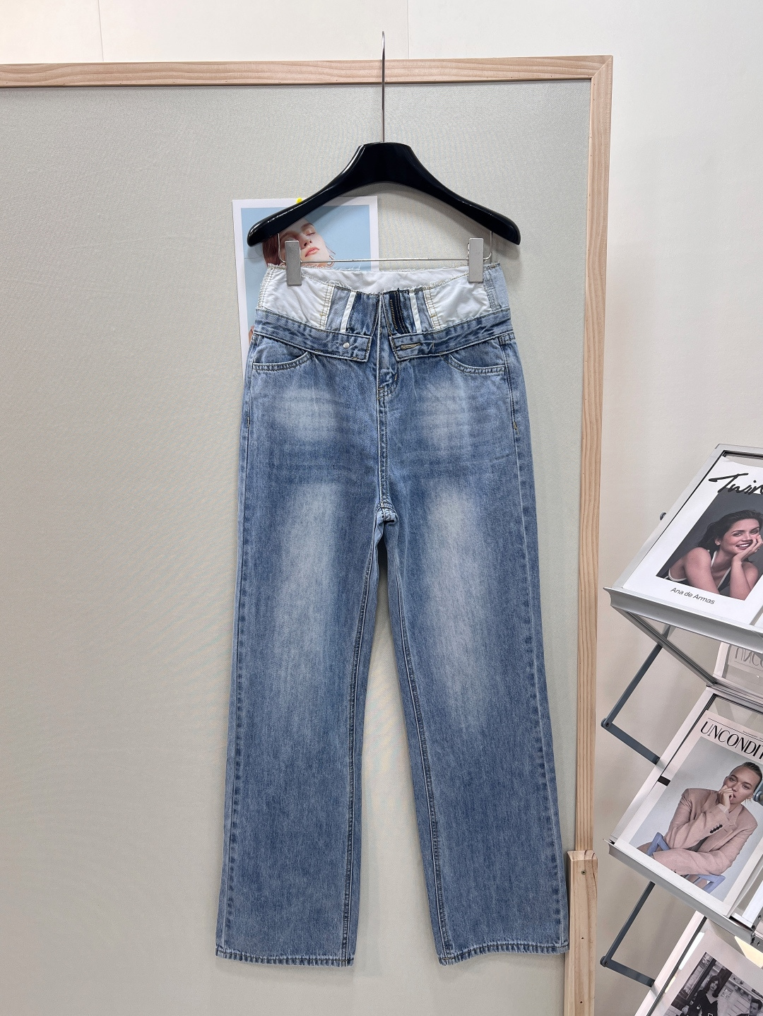 NO:834138,MM6 cuffed jeans, 26SS deconstructed cuffed waist pants, all members have leg cum!  The waist turning process subverts the traditional aesthetic, boldly turning the off-white fabric on the inside of the waistband outward, creating a visual impact of blue and white contrasting colors. The natural texture of the raw fringe collides with the tough texture of the denim, without deliberately modifying the regularity, but highlights the casualness and uninhibitedness of niche designer styles.  The high-waist tailoring combined with the turn-over design doubles the waistline, making it appear taller when worn by small people, and more aura when worn by tall people; the slightly wide trousers fall naturally from the crotch, accurately covering body shortcomings such as wide hips, thick legs, and uneven legs. The length of the trousers is measured by the golden ratio. Paired with thick-soled shoes, it can create a casual and lazy look with piled trousers. When worn with rolled edges, it is neat and capable. One pair of trousers can unlock a variety of styles.  Selected high-count washed denim, the fabric has a skeletal feel, can perfectly support the wide-leg silhouette, is not easy to deform, and maintains three-dimensional lines after long-term wear; after 12 high-temperature stone washing processes, the harshness of the denim is removed, and the touch is soft and breathable, suitable for all seasons. As a wardrobe 'universal formula', it can easily adapt to all scenes, from daily commuting to street fashion shooting, and the style can be switched freely. Wear one pair of pants for four seasons, unlock N kinds of high-end outfits, complete three standards, and a big deal!  Sizesml,,masion margiela,jeans,gold,19860909MM6翻裤头牛仔裤,26SS解构翻腰神裤,全员腿精！翻腰工艺颠覆传统审美,将裤腰内侧米白胚布大胆外翻,形成蓝白撞色的视觉冲击.毛边流苏的自然肌理与丹宁的硬朗质感碰撞,没有刻意修饰的规整,反倒凸显出小众设计师款的随性与不羁. 高腰剪裁结合翻腰设计,双重加持拉高腰线,小个子穿显高挑,高个子穿更显气场；微阔的裤管从胯部自然垂落,精准遮盖胯宽、腿粗、腿不直等身材短板, 裤长经过黄金比例测算,搭配厚底鞋可打造堆堆裤脚的随性慵懒,卷边穿着则尽显利落干练,一裤解锁多种风格. 精选高支水洗丹宁,面料自带骨感,能完美撑起阔腿廓形,不易变形,久穿仍保持立体线条； 经过12道高温石洗工艺,去除丹宁生硬感,触感软糯透气,适合四季穿着 作为衣橱「万能公式」,轻松适配全场景,从日常通勤到街头潮拍,风格切换自如 一裤穿四季,解锁N种高阶穿搭,三标齐全,大货出！ 尺码sml,,masion margiela,jeans,gold,,Women's clothing