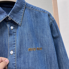 🧩 MiuMiu复古做旧水洗牛仔衬衫,miu系少女慵懒氛围感天花板,百搭万年款✨ 经典正肩翻领牛仔版型, 🧩 MiuMiu复古做旧水洗牛仔衬衫,miu系少女慵懒氛围感天花板,百搭万年款✨ 经典正肩翻领牛仔版型,