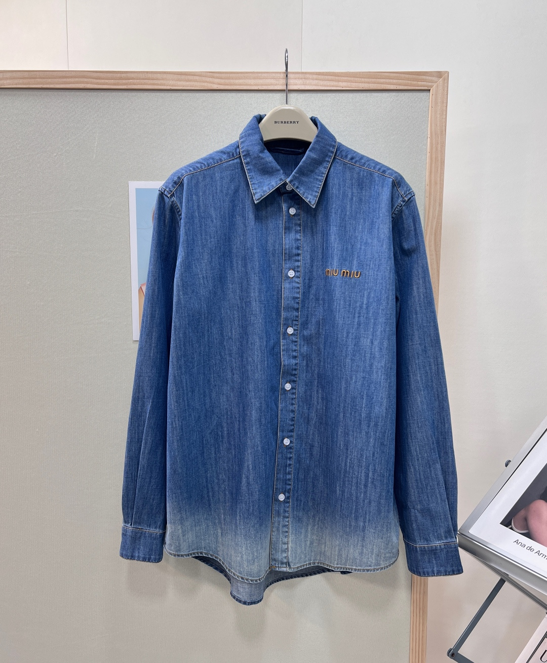 NO:834152,MiuMiu retro distressed washed denim shirt, miu girl's lazy atmosphere ceiling, versatile style. Classic shoulder lapel denim version, neatly modify the shoulder and neck lines, not shoulder-shaped and not weighing down the body. Loose shoulders and lazy tailoring, hiding the flesh, showing slimming but not tight, shoulder width, shoulder width and arm flesh are fully inclusive. The hem curvature of just the right length, neat and neat when worn alone, not bloated when layered, perfect for both small and tall people.  Casual and relaxed, not picky about body shape or style, no pressure for daily wear. Customized vintage blue gradient washed denim and cotton fabric, soft and skin-friendly, breathable and not stiff. Old gradient whitening process, exquisite and advanced layers, with a retro atmosphere, not easy to fade and deform after long-term wear. The brand logo is precisely positioned on the chest with gold thread embroidery, which is full of recognition, exquisite and three-dimensional without losing lines.  High-density pure cotton denim, crisp and stylish, not easy to wrinkle, refreshing and breathable when worn alone in spring and autumn, warm and stylish when layered, complete with three standards, large quantities of goods!  Size sml,,miumiu,shirts,19860909MiuMiu复古做旧水洗牛仔衬衫,miu系少女慵懒氛围感天花板,百搭万年款 经典正肩翻领牛仔版型,利落修饰肩颈线条,不挑肩型不压个子 宽松落肩慵懒剪裁,藏肉显瘦不紧绷,溜肩、肩宽、手臂肉肉全包容 长短刚好的下摆弧度,单穿利落利落,叠穿不臃肿,小个子&高个子都完美适配 休闲随性松弛感,不挑身材不挑风格,日常穿搭零压力. 定制复古蓝渐变水洗牛仔棉面料,软糯亲肤透气不僵硬 做旧渐变磨白工艺,层次细腻高级,自带复古氛围感,久穿不易褪色变形 胸前精准对位金线刺绣品牌Logo,辨识度拉满,精致立体不掉线 高密纯棉牛仔,挺括有型不易皱,春秋单穿清爽透气,叠穿保暖有型,三标齐全,大货出！ 尺码sml,,miumiu,shirts,,Women's clothing