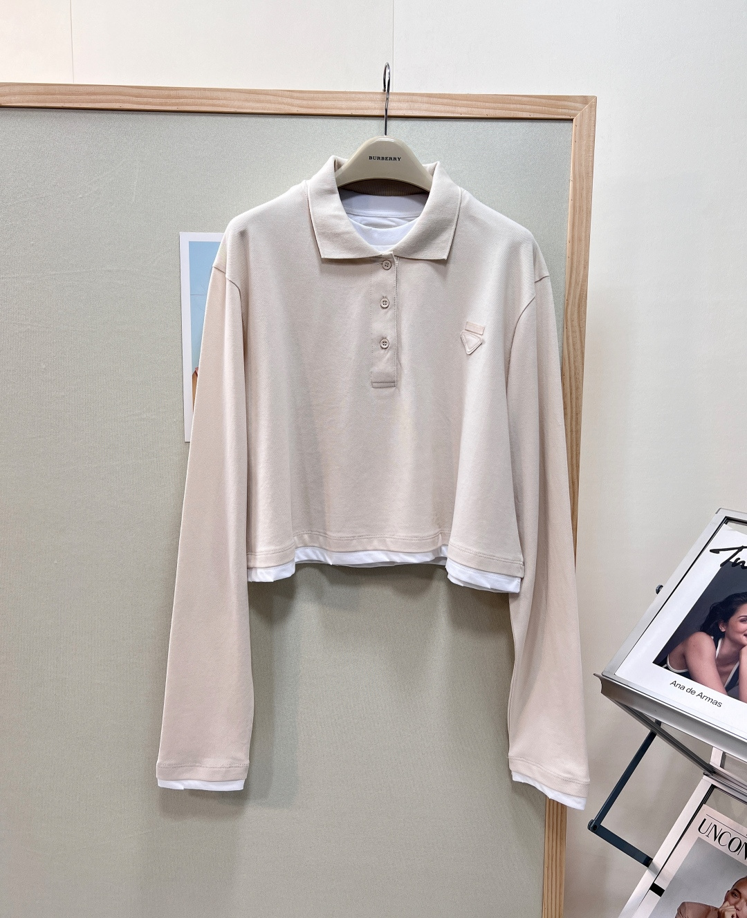 NO:834170,Prada cream fake two-piece long-sleeved Polo shirt, Korean-style lazy college style, gentle, dignified and versatile. Classic POLO lapel style, neatly modifying the neck line, with a capable and gentle temperament. Half-open three-button placket design, casually adjust the arc of the neckline, not picky about the face or outfit. Fake two-piece layered hem + cuffs with contrasting white edges, full of layers, simple and not monotonous.  Loose, short and neat cut, the waistline is raised to optimize body proportions, and a small person can become a golden ratio of 30 to 70 minutes in seconds. It hides the flesh to appear slim but not tight, accommodates the muscles of the arms, and is unrestricted in daily activities. It is full of leisure and relaxation. High-count, soft and skin-friendly cotton fabric, delicate, smooth, breathable and not sweaty, soft and comfortable to wear next to the body. Exquisite triangular embossed brand logo on the chest, low-key and high-end, recognizable, and detailed workmanship is in line with the original version at the counter.  Anti-wrinkle and not easy to deform, does not pill after long-term wear and does not fade. It is refreshing and gentle when worn alone in spring and autumn. It is suitable for layering coats and suits in autumn and winter. Gentle and creamy apricot color, yellow skin will appear whiter and brighter, low-saturation color is gentle and healing, never out of date, complete with three standards, large quantity!  Size sml,,prada,business suit,gold,19860909Prada奶油假两件长袖Polo衫,韩系慵懒学院风,温柔显贵百搭封神 经典POLO翻领版型,利落修饰脖颈线条,自带干练温柔气质 半开三扣门襟设计,随性调节领口弧度,不挑脸型不挑穿搭 假两件分层下摆+袖口撞色白边,层次感拉满,简约不单调 宽松短款利落剪裁,拉高腰线优化身材比例,小个子秒变三七分黄金比例 藏肉显瘦不紧绷,包容手臂拜拜肉,日常活动无束缚,休闲松弛感拉满 高支软糯亲肤棉面料,细腻顺滑透气不闷汗,贴身穿着软糯舒适 胸前精致三角压印品牌徽标,低调高级有辨识度,细节做工对标专柜原版 抗皱不易变形,久穿不起球不褪色,春秋单穿清爽温柔,秋冬叠穿大衣、西装都适配 温柔奶fufu奶油杏色,黄皮巨显白提亮,低饱和色系温柔治愈,永不过时,三标齐全,大货出！ 尺码sml,,prada,business suit,gold,,Women's clothing