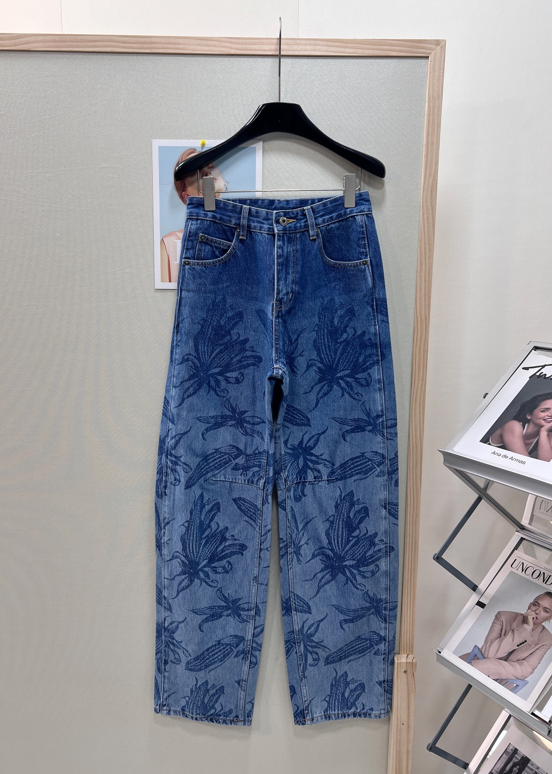 NO:834186,LOEWE's summer-limited corn print scimitar jeans, with a high-waist tummy design, accurately tighten waist and abdominal fat, and optimize the 37-point golden body ratio with one click. Customized retro scimitar trousers, with smooth and natural trouser leg curvature, modifying O-shaped legs,  The knees are segmented and three-dimensionally pressed, the upper body is neat and not draggy, lazy and casual but not bloated, and is perfect for both small and tall people. Retro gradient washed blue denim fabric, with a soft and natural transition between dark and light dyeing, and comes with a lazy and old-fashioned retro filter. High-density heavyweight pure cotton denim, stiff and stylish, draped and anti-wrinkle, does not deform or collapse after long-term wear, is soft, waxy, breathable and not stiff.  The counter has the same origin as the summer limited edition corn art with all-over printed patterns. The pattern is high-end but not exaggerated. It is unique and does not conflict with the style. The original counterpoint printing process does not fade or smudge. The retro blue tone has a high-end artistic atmosphere. It is highly recognizable and has three labels. It is a great deal!  Size sml,,loewe,loewe,jeans,gold,19860909LOEWE罗意威夏日限定玉米印花弯刀牛仔裤, 高腰收腹设计,精准收紧腰腹赘肉,一键优化三七分黄金身材比例 定制复古弯刀裤型,流畅自然裤腿弧度,修饰O型腿、X型腿、小腿不直所有腿型短板 宽松镰刀阔腿剪裁,藏肉显瘦不紧绷,包容胯宽、假胯宽、大腿粗,梨形身材天菜 膝部分段立体压线,上身利落不拖沓,慵懒随性不臃肿,小个子&高个子都完美适配 复古渐变水洗蓝牛仔面料,深浅晕染过渡柔和自然,自带慵懒做旧复古滤镜 高密重磅纯棉牛仔,挺括有型、垂坠抗皱,久穿不变形不软塌,软糯透气不僵硬 专柜同源夏日限定玉米艺术满印纹样,图案高级不浮夸,小众独特不撞款 原版对位印花工艺,不掉色不晕染,复古蓝调自带高级艺术氛围感,辨识度拉满,三标齐全,大货出！ 尺码sml,,loewe,loewe,jeans,gold,,Women's clothing