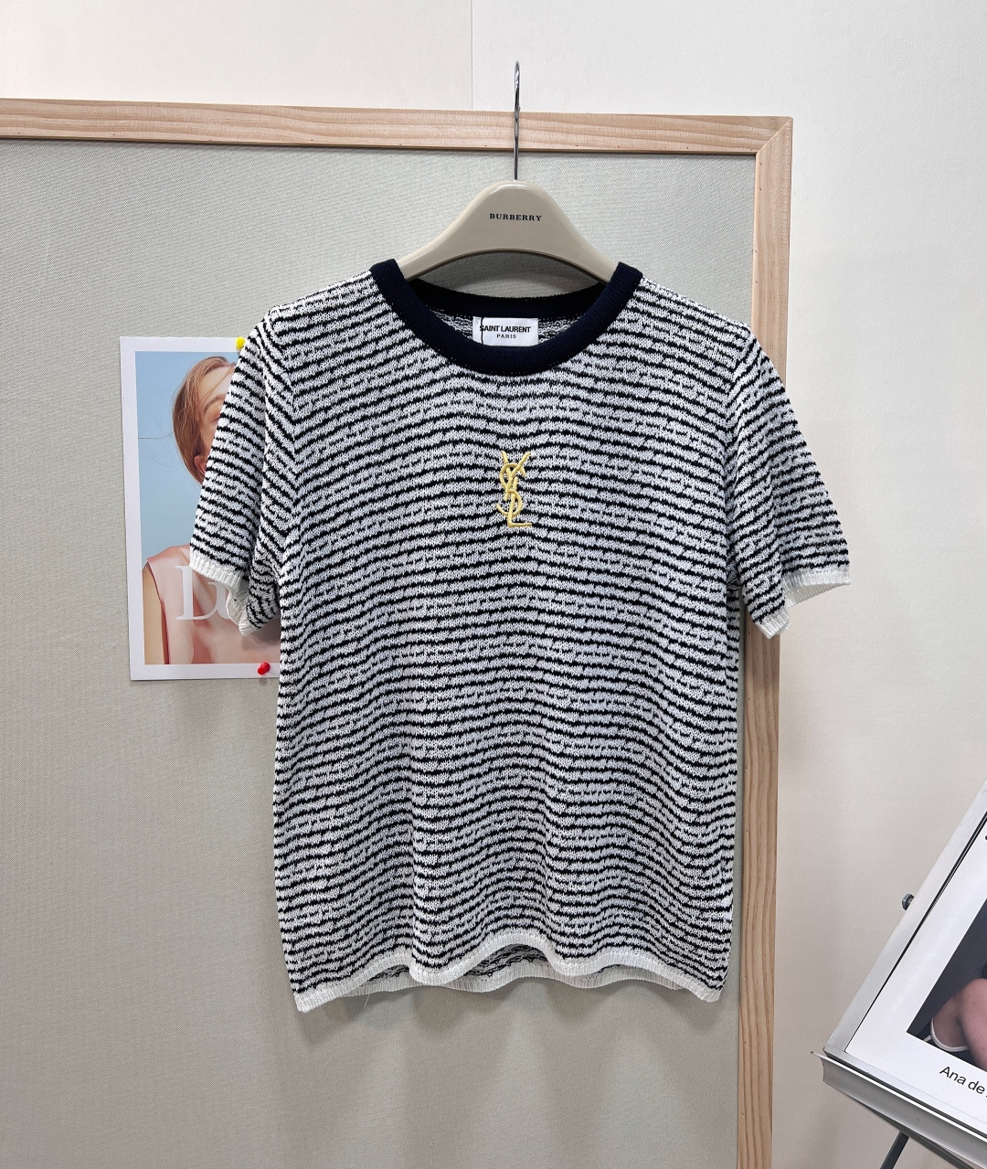 NO:834125,YSL Yves Saint Laurent 26 new summer style black and white striped knitted short sleeves, French retro nobility and relaxation, classic and timeless. Simple round neck and neat short sleeves, gently modifying the neck line, not picking up the face or shoulder shape. Fitted and slightly loose tailoring, hiding the flesh, showing slimming but not tight, perfectly accommodating the arm muscles. The length is just right, the waistline can be easily raised, suitable for all kinds of bottoms, even small people can wear the golden ratio  Contrast color wrapped round neck + cuff hem, distinct layers, exquisite and durable, the basic style instantly jumps out of mediocrity. High-end and delicate mixed-color knitted yarn, black and white interwoven texture, high-end and texture, soft and waxy, skin-friendly, breathable and not stuffy. Exclusive thin knitted fabric for spring and summer, draped and stylish, not easy to deform, breathable, dry and non-sticky. Exquisite gold thread YSL classic logo embroidery on the chest, three-dimensional and full without falling off, low-key and noble, and full brand recognition  Delicate and uniform knitted texture, the workmanship is in line with the original counters, the high-end light luxury texture is visible at a glance, the three standards are complete, and the goods are shipped in large quantities!  Size sml,,saint laurent,saint laurent,T-shirt,gold,19860909YSL圣罗兰26夏季新款 黑白杂色条纹针织短袖,法式复古贵气松弛感,经典永不过时 简约圆领利落短袖版型,温柔修饰脖颈线条,不挑脸型不挑肩型 合身微宽松剪裁,藏肉显瘦不紧绷,完美包容手臂拜拜肉 长短刚好的衣长,轻松拉高腰线,适配各种下装,小个子也能穿出黄金比例 撞色包边圆领+袖口下摆,层次分明精致耐看,基础款瞬间跳出平庸 高定细腻混色针织纱线,黑白交织肌理高级有质感,软糯亲肤透气不闷汗 春夏专属轻薄针织面料,垂顺有型不易变形,透气干爽不粘身 胸口精致金线YSL经典logo刺绣,立体饱满不掉线,低调显贵,品牌辨识度拉满 细腻均匀针织纹路,做工对标原版专柜,高级轻奢质感一眼可见,三标齐全,大货出！ 尺码sml,,saint laurent,saint laurent,T-shirt,gold,,Women's clothing