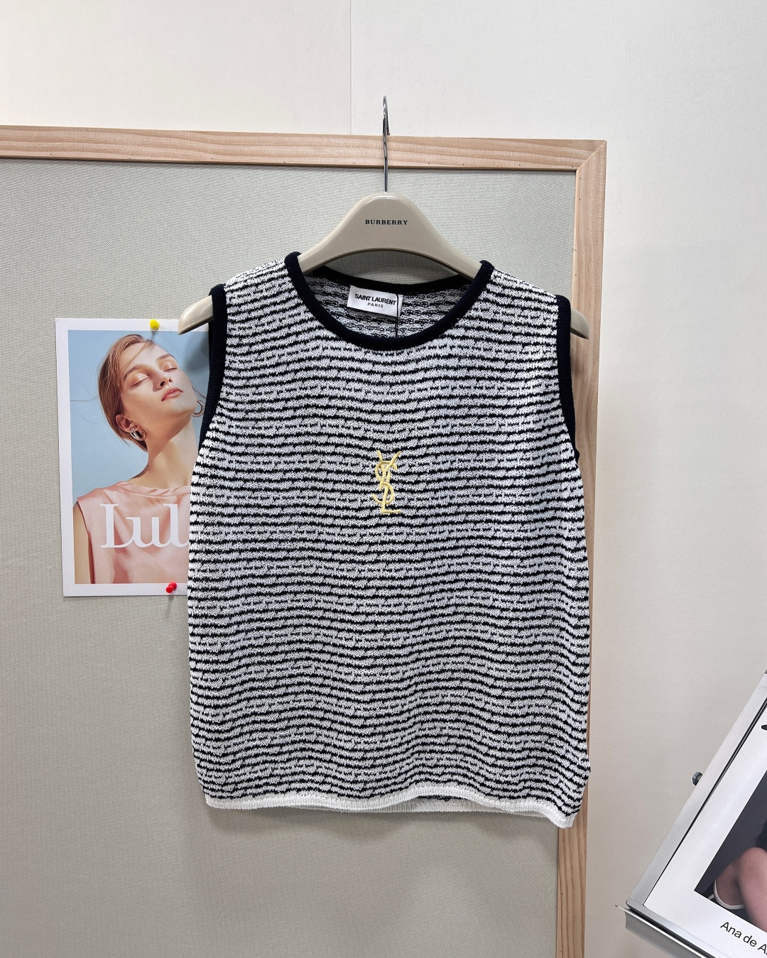 NO:834141,YSL Yves Saint Laurent 26 summer new black and white striped knitted vest, French style lazy and noble ceiling, a universal layering tool for all seasons. Classic round neck sleeveless and neat tailoring, elegantly modifying the shoulder and neck lines, friendly to narrow shoulders. Contrast color black and white hemmed neckline and hem, exquisite layers but not monotonous, full of high-end atmosphere. Fitted and slightly loose version, perfectly covering the side breasts and arm fat, making the hidden muscles appear slim without being tight.  Just the right length, it can easily raise the waistline and optimize the proportions, making the upper body look super tall even for a small person. It is neat and casual when worn alone, but not bulky when layered, so it can be worn seamlessly all year round. Exclusive for spring and summer, delicate variegated knitted yarn, black and white striped texture, high-end and texture. Soft, waxy and breathable knitted fabric, refreshing and not sweaty, close to the skin without pricking, and not prone to deformation and pilling after long-term wear.  Gold thread YSL classic logo embroidery on the chest, three-dimensional and exquisite without losing thread, low-key and noble, full of brand recognition. Delicate and uniform knitted texture, original standard workmanship, light luxury retro style, high-end at first glance, complete with three labels, large quantity!  size sml,,saint laurent,saint laurent,19860909YSL圣罗兰26夏季新款黑白条纹针织背心,法式慵懒贵气天花板,四季万能叠穿神器 经典圆领无袖利落剪裁,优雅修饰肩颈线条,溜肩窄肩都友好 撞色黑白包边领口下摆,层次精致不单调,高级氛围感拉满 合身微宽松版型,完美遮挡副乳、手臂赘肉,藏肉显瘦不紧绷 刚好短款衣长,轻松拉高腰线优化比例,小个子上身也超显高挑 单穿利落随性,叠穿不臃肿,一年四季都能无缝衔接穿搭 春夏专属细腻杂色针织纱线,黑白条纹肌理高级有质感 软糯透气针织面料,清爽不闷汗、贴身不扎肤,久穿不易变形起球 胸前金线YSL经典标识刺绣,立体精致不掉线,低调显贵,品牌辨识度拉满 细腻均匀针织纹路,原版对标做工,轻奢复古格调一眼高级,三标齐全,大货出！ 尺码sml,,saint laurent,saint laurent,,Women's clothing
