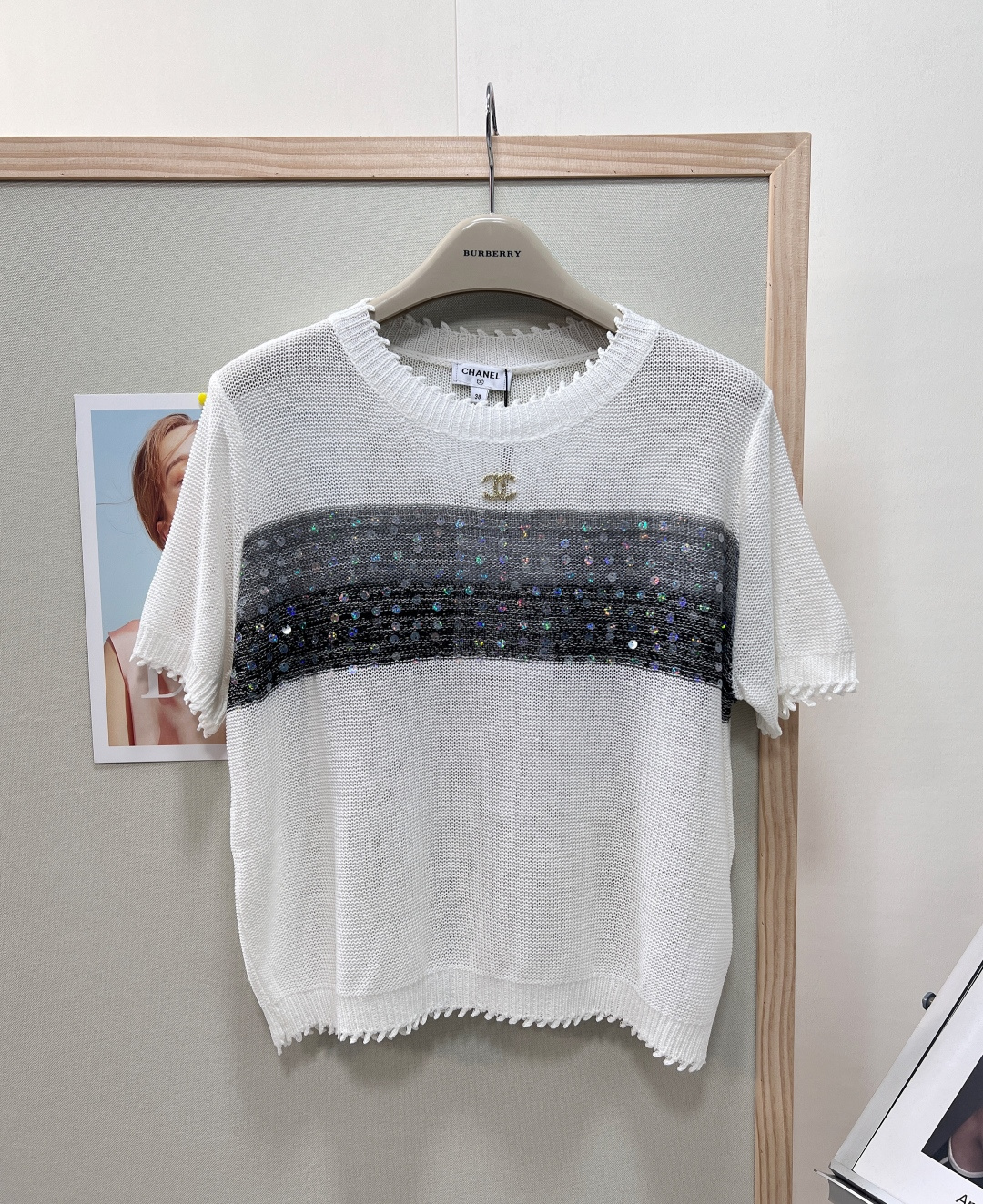 NO:834727,Chanel26 new summer style, small fragrant gradient sequined short-sleeved knitting, noble atmosphere ceiling, gentle and refined and timeless. Gentle and versatile round neck design, perfect modification of the neck line, not picky face shape or shoulder shape. Exquisite raw edge crochet neckline & hem, retro small fragrant style full, high-end and texture. Fitted and slightly loose short version, hiding the flesh, making it slimming but not tight, easily accommodates the arm muscles.  Neat short-sleeved tailoring, elevating the waistline, suitable for small people and all body types. It is elegant and noble when worn alone, and is not bulky when layered with suits or jackets. It is versatile for all seasons. Exclusively light and translucent knitted yarn for spring and summer, soft and waxy, skin-friendly, breathable, refreshing and not stuffy. Gray and white gradient horizontal contrasting texture, high-end and durable, with a gentle and soft texture.  Gradient arrangement of hand-stitched sequins, low-key and shimmering, sparkling smartly under the light without being exaggerated. Classic small fragrance double C metal logo on the chest, original counterpoint workmanship, full of light and luxurious recognition. Anti-wrinkle, not easy to deform, no pilling after long wear, the same fine knitted texture from the counter, high-end texture is visible at a glance. The milky white gradient model has a gentle and pure fairy feel, gentle and elegant for dates, afternoon tea, and daily commuting.  The dark gray gradient model has a low-key, cool and intellectual style, capable for commuting, and high-end for daily casual use. It is perfectly suitable for matching with skirts, jeans, and suit pants. It can be used in all scenarios such as daily commuting, dating, outings, and light banquets. The classic Xiaoxiang version is timeless, regardless of age or skin. The yellow leather upper body looks white and noble. The upper body reference picture shows two colors!  Size sml,,chanel,skirts,jeans,jackets & coats,T-shirt,business suit,19860909Chanel26夏季新款 小香风渐变亮片短袖针织,贵气氛围感天花板,温柔精致永不过时 温柔百搭圆领设计,完美修饰脖颈线条,不挑脸型不挑肩型 精致毛边钩花领口&下摆,复古小香格调拉满,细节高级有质感 合身微宽松短款版型,藏肉显瘦不紧绷,轻松包容手臂拜拜肉 利落短袖剪裁,拉高身材腰线,小个子&各种身形都友好适配 单穿优雅显贵,叠穿西装、外套不臃肿,四季穿搭万能百搭 春夏专属轻薄透感针织纱,软糯亲肤、透气清爽不闷汗 灰白渐变横向撞色肌理,层次高级耐看,自带温柔柔光质感 渐变排布手工钉缝亮片,低调细碎细闪,灯光下灵动闪耀不浮夸 胸口经典小香双C金属徽标,原版对位做工,轻奢辨识度拉满 抗皱不易变形、久穿不起球,专柜同源细腻针织纹路,高级质感一眼可见 奶白渐变款温柔纯净仙女感,约会、下午茶、日常通勤温柔出圈 深灰渐变款低调高冷知性风,通勤干练、日常休闲高级耐看 搭配半身裙、牛仔裤、西装裤都完美适配 日常通勤、约会出游、轻宴聚会全场景hold住 经典小香版型不过时,不挑年龄不挑皮,黄皮上身巨显白显贵,上身参考图,两色出！ 尺码sml,,chanel,skirts,jeans,jackets & coats,T-shirt,business suit,,Women's clothing