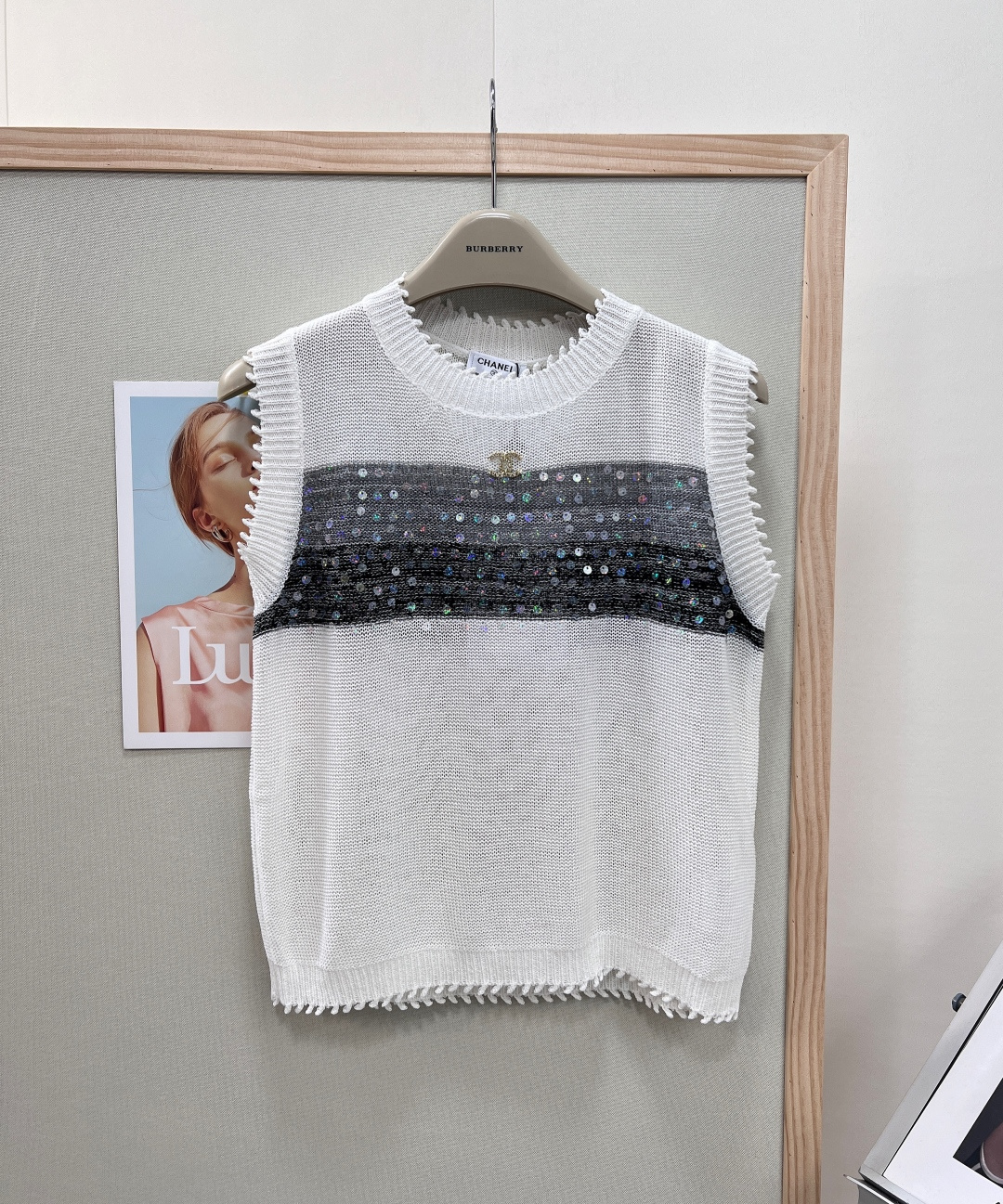 NO:834720,Chanel26 new summer style Little fragrance gradient sequined knitted vest, the king of layering with a light luxury atmosphere, exquisite nobility and versatile. Classic gentle round neck version, modify the neck line, elegant and not picky on the face. Exquisite raw edge crochet collar & hem, full of retro fragrance, niche high-end non-colliding style. Neat sleeveless vest cut, fit and slightly loose version, perfectly covering the side breasts, waist and abdomen, hiding the flesh to look slim but not tight.  Short and neat length, it can easily raise the waistline and optimize body proportions, and the upper body of a small person can be very tall. Wear it alone, it is cool and high-quality, and it is not bulky when layered with shirts, T-shirts and suits. It is versatile all year round. Exclusive for spring and summer, hollow breathable and light knitted, soft and skin-friendly, refreshing and breathable without stuffiness, long-term wear without sweating or pilling. Black and white and gray gradient contrasting horizontal stripes, rich and advanced layers, with a gentle and soft texture.  Hand-made gradient arrangement of sequins embellishes the body, low-key and shimmering, smart and sparkling without being exaggerated, low-key and dignified in daily life. The original double-C metal logo on the chest is exquisite and elegant, with full brand recognition. The counter has the same delicate knitted texture, and the workmanship is exactly the same as the original. The light luxury and high-end texture can be seen at a glance. The milky white gradient model has a clean and gentle fairy feel, which is gentle for dates, afternoon tea, and daily commuting. The dark gray gradient model is low-key, intellectual and cool, capable in the workplace and high-end for leisure and daily use.  Suitable for pairing with jeans, skirts, suit trousers, and wide-leg trousers. It can be easily held in all scenes such as daily commuting, dating, outings, and light social gatherings. The classic small fragrance version will never go out of style, regardless of age or skin. The yellow skin will look whiter and more noble when you close your eyes. It has three complete standards and is a great product!  Size sml,,chanel,skirts,jeans,shirts,tees,t-shirt,business suit,19860909Chanel26夏季新款 小香风渐变亮片针织背心,轻奢氛围感叠穿王者,精致贵气百搭封神 经典温柔圆领版型,修饰脖颈线条,优雅不挑脸型 精致毛边钩花领口&衣摆,复古小香腔调拉满,小众高级不撞款 利落无袖马甲剪裁,合身微宽松版型,完美遮挡副乳、腰腹小肉肉,藏肉显瘦不紧绷 短款利落衣长,轻松拉高腰线优化身材比例,小个子上身也超显高挑 单穿清冷高级,叠穿衬衫、T恤、西装都不臃肿,一年四季百搭万能 春夏专属镂空透气轻薄针织,软糯亲肤、清爽透气不闷热,久穿不闷汗不起球 黑白灰渐变撞色横纹,层次丰富高级,自带温柔柔光质感 手工渐变排布亮片点缀衣身,低调细碎细闪,灵动闪耀不浮夸,日常低调显贵 胸口原版双C金属徽标,精致考究,品牌辨识度拉满 专柜同源细腻针织纹路,做工工整对标原版,轻奢高级质感一眼可见 奶白渐变款干净温柔仙女感,约会、下午茶、日常通勤温柔出圈 深灰渐变款低调知性高冷风,职场干练、休闲日常高级耐看 搭配牛仔裤、半身裙、西装裤、阔腿裤全适配 日常通勤、约会出游、轻社交聚会全场景轻松hold住 经典小香版型永不过时,不挑年龄不挑皮,黄皮闭眼入显白显贵,三标齐全,大货出！ 尺码sml,,chanel,skirts,jeans,shirts,tees，t-shirt,business suit,,Women's clothing
