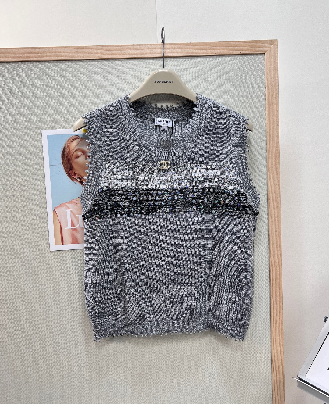 NO:834770,Chanel26 new summer style Little fragrance gradient sequined knitted vest, the king of layering with a light luxury atmosphere, exquisite nobility and versatile. Classic gentle round neck version, modify the neck line, elegant and not picky on the face. Exquisite raw edge crochet collar & hem, full of retro fragrance, niche high-end non-colliding style. Neat sleeveless vest cut, fit and slightly loose version, perfectly covering the side breasts, waist and abdomen, hiding the flesh to look slim but not tight.  Short and neat length, it can easily raise the waistline and optimize body proportions, and the upper body of a small person can be very tall. Wear it alone, it is cool and high-quality, and it is not bulky when layered with shirts, T-shirts and suits. It is versatile all year round. Exclusive for spring and summer, hollow breathable and light knitted, soft and skin-friendly, refreshing and breathable without stuffiness, long-term wear without sweating or pilling. Black and white and gray gradient contrasting horizontal stripes, rich and advanced layers, with a gentle and soft texture.  Hand-made gradient arrangement of sequins embellishes the body, low-key and shimmering, smart and sparkling without being exaggerated, low-key and dignified in daily life. The original double-C metal logo on the chest is exquisite and elegant, with full brand recognition. The counter has the same delicate knitted texture, and the workmanship is exactly the same as the original. The light luxury and high-end texture can be seen at a glance. The milky white gradient model has a clean and gentle fairy feel, which is gentle for dates, afternoon tea, and daily commuting. The dark gray gradient model is low-key, intellectual and cool, capable in the workplace and high-end for leisure and daily use.  Suitable for pairing with jeans, skirts, suit trousers, and wide-leg trousers. It can be easily held in all scenes such as daily commuting, dating, outings, and light social gatherings. The classic small fragrance version will never go out of style, regardless of age or skin. The yellow skin will look whiter and more noble when you close your eyes. It has three complete standards and is a great product!  Size sml,,chanel,skirts,jeans,shirts,tees,t-shirt,business suit,19860909Chanel26夏季新款 小香风渐变亮片针织背心,轻奢氛围感叠穿王者,精致贵气百搭封神 经典温柔圆领版型,修饰脖颈线条,优雅不挑脸型 精致毛边钩花领口&衣摆,复古小香腔调拉满,小众高级不撞款 利落无袖马甲剪裁,合身微宽松版型,完美遮挡副乳、腰腹小肉肉,藏肉显瘦不紧绷 短款利落衣长,轻松拉高腰线优化身材比例,小个子上身也超显高挑 单穿清冷高级,叠穿衬衫、T恤、西装都不臃肿,一年四季百搭万能 春夏专属镂空透气轻薄针织,软糯亲肤、清爽透气不闷热,久穿不闷汗不起球 黑白灰渐变撞色横纹,层次丰富高级,自带温柔柔光质感 手工渐变排布亮片点缀衣身,低调细碎细闪,灵动闪耀不浮夸,日常低调显贵 胸口原版双C金属徽标,精致考究,品牌辨识度拉满 专柜同源细腻针织纹路,做工工整对标原版,轻奢高级质感一眼可见 奶白渐变款干净温柔仙女感,约会、下午茶、日常通勤温柔出圈 深灰渐变款低调知性高冷风,职场干练、休闲日常高级耐看 搭配牛仔裤、半身裙、西装裤、阔腿裤全适配 日常通勤、约会出游、轻社交聚会全场景轻松hold住 经典小香版型永不过时,不挑年龄不挑皮,黄皮闭眼入显白显贵,三标齐全,大货出！ 尺码sml,,chanel,skirts,jeans,shirts,tees，t-shirt,business suit,,Women's clothing