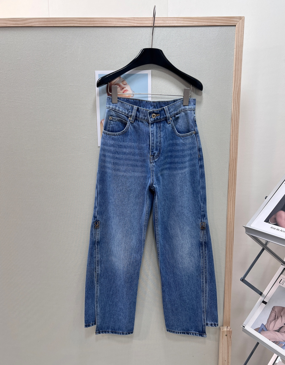 NO:835391,LOEWE's 2026 new summer products High-waisted straight-leg jeans with side slits, summer island relaxed pants, slimming and long legs, high-waisted and abdominal design, tightening waist and abdominal fat, raising the waistline with one click, optimizing the 37-point golden body ratio Classic neat straight-leg pants, perfect modification of O-shaped legs, X-shaped legs, and all leg shortcomings  The exquisite side slit design of the trousers lengthens the leg line vertically, allowing you to walk smartly and casually without weighing down or dragging your body. The loose wide-leg tailoring perfectly accommodates hip width, false hip width, and thick thighs. The pear-shaped figure can hide the flesh and make you slim without being bloated. The classic LOEWE gold thread embroidery logo on the side of the trousers is low-key, refined and high-end, and has full brand recognition.  Summer light and retro washed denim fabric, soft and waxy, breathable and not sweaty, draped and stylish but not stiff. Gradient distressed light blue wash tones, retro, clean and refreshing, with a lazy summer atmosphere. Heavyweight pure cotton denim, stiff and anti-wrinkle, not easy to deform, and will not collapse, deform or fade after long-term wear. The original neat wiring workmanship, details are compared to the standard counters, the high-end texture is visible at a glance, suitable for daily commuting, weekend outings, beach vacations, shopping and dating.  Refreshing retro denim blue is not picky about skin or outfit. It is versatile in all seasons and will not go out of style. Pear-shaped figure with closed eyes!  All three standards are complete, and the goods will be shipped in large quantities!  Size sml,,loewe,loewe,jeans,gold,19860909LOEWE罗意威2026夏日新品 侧边开衩高腰直筒牛仔裤,夏日海岛松弛神裤,显瘦显腿长天花板, 高腰收腹设计,收紧腰腹赘肉,一键拉高腰线,优化三七分黄金身材比例 经典利落直筒裤型,完美修饰O型腿、X型腿、腿不直所有腿型短板 裤脚精致侧边开衩设计,纵向拉长腿部线条,走路灵动随性,不压个子不拖沓 宽松阔腿剪裁,完美包容胯宽、假胯宽、大腿粗,梨形身材天菜,藏肉显瘦不臃肿 裤身侧边经典LOEWE金线刺绣徽标,低调精致高级,品牌辨识度拉满 夏日轻薄复古水洗牛仔面料,软糯透气不闷汗,垂坠有型不易僵硬 渐变做旧浅蓝水洗色调,复古干净清爽,自带夏日慵懒氛围感 重磅纯棉牛仔,挺括抗皱不易变形,久穿不软塌、不变形、不掉色 原版工整走线做工,细节对标专柜,高级质感一眼可见,日常通勤、周末出游、海边度假、逛街约会全场景适配 清爽复古牛仔蓝不挑皮不挑穿搭,四季百搭不过时,梨形身材闭眼冲！三标齐全,大货出！ 尺码sml,,loewe,loewe,jeans,gold,,Women's clothing
