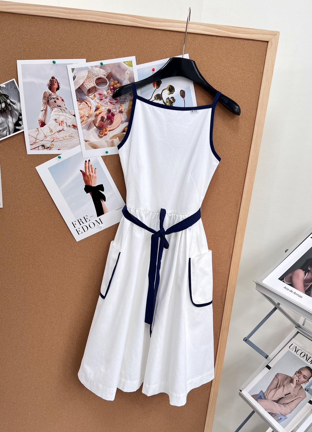 🆕PRADA26春夏新品海军风撞色吊带裙｜把夏日清爽穿在身上 干净白调基底，藏青撞色勾勒轮廓，自带法式海