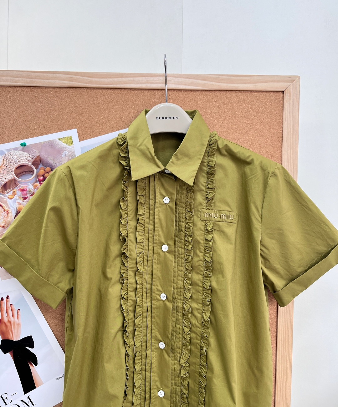 🆕MiuMiu Lete系列木耳边花边短袖衬衫，浅粉色轻盈速干面料，穿着舒适又耐穿，前幅木耳边+翻领设计