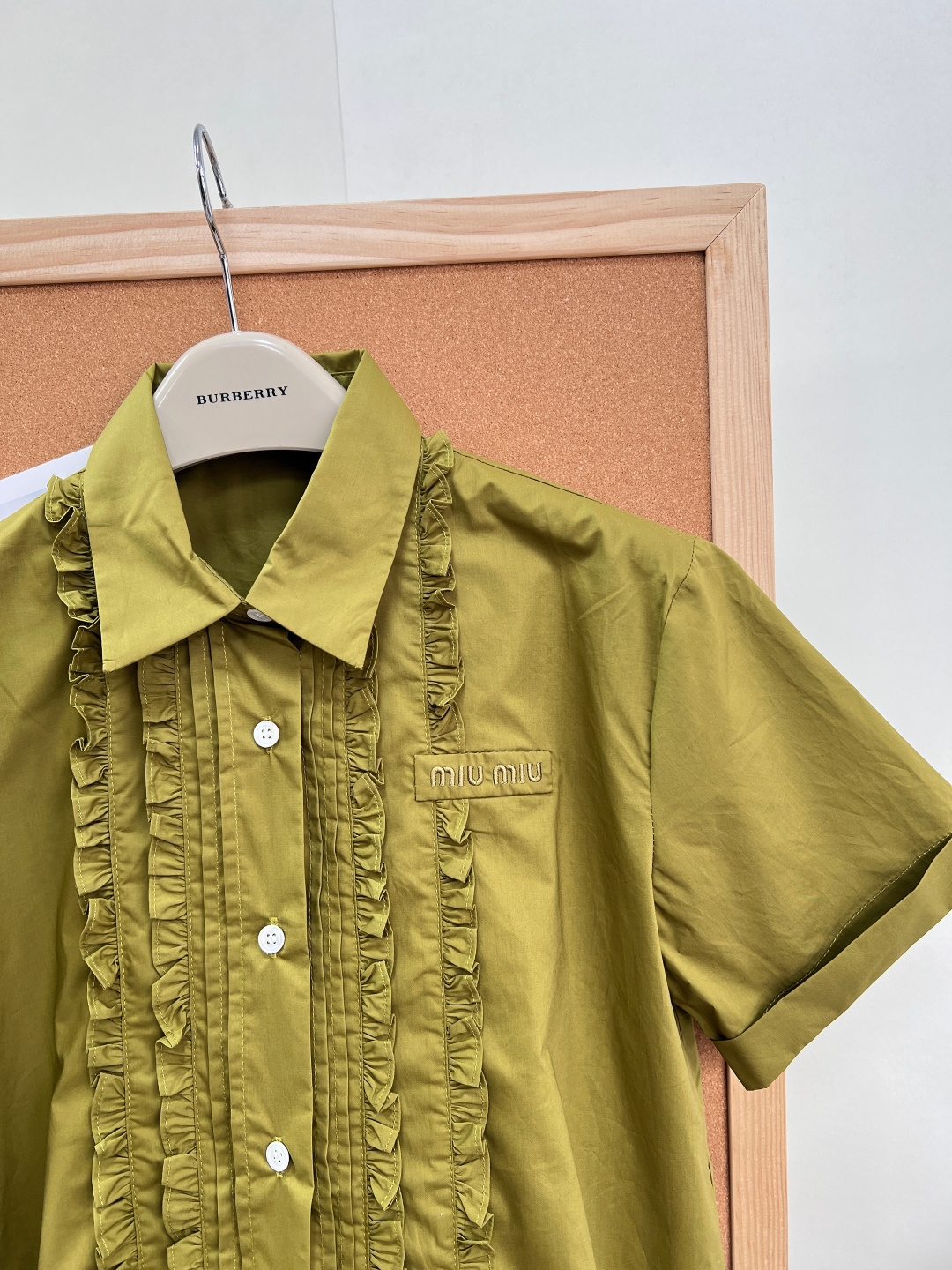 🆕MiuMiu Lete系列木耳边花边短袖衬衫，浅粉色轻盈速干面料，穿着舒适又耐穿，前幅木耳边+翻领设计
