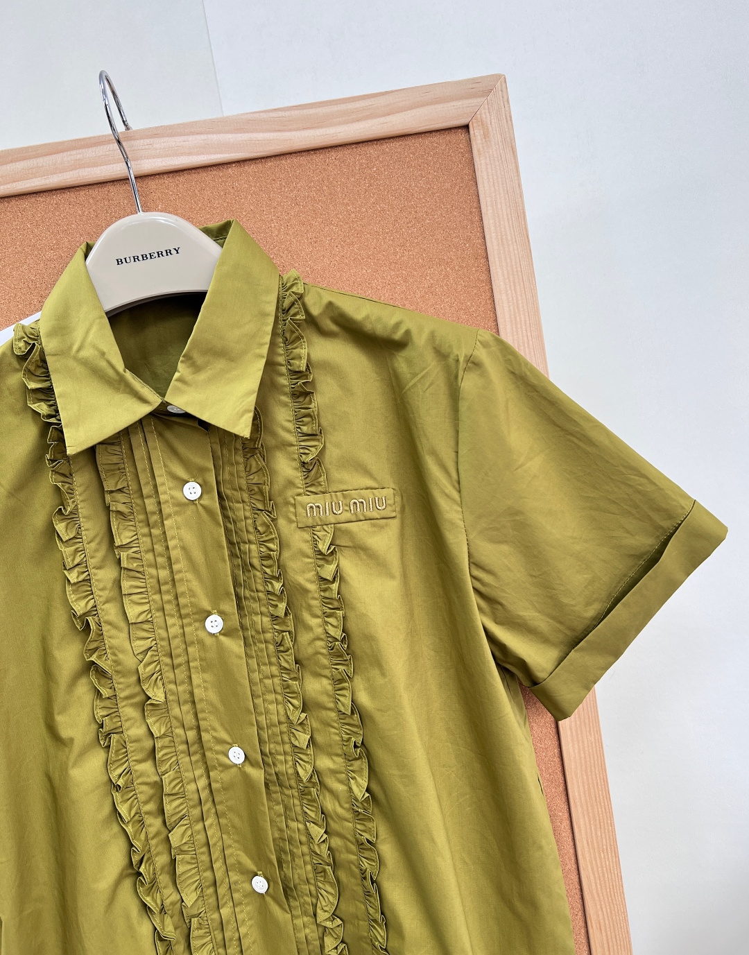 🆕MiuMiu Lete系列木耳边花边短袖衬衫，浅粉色轻盈速干面料，穿着舒适又耐穿，前幅木耳边+翻领设计