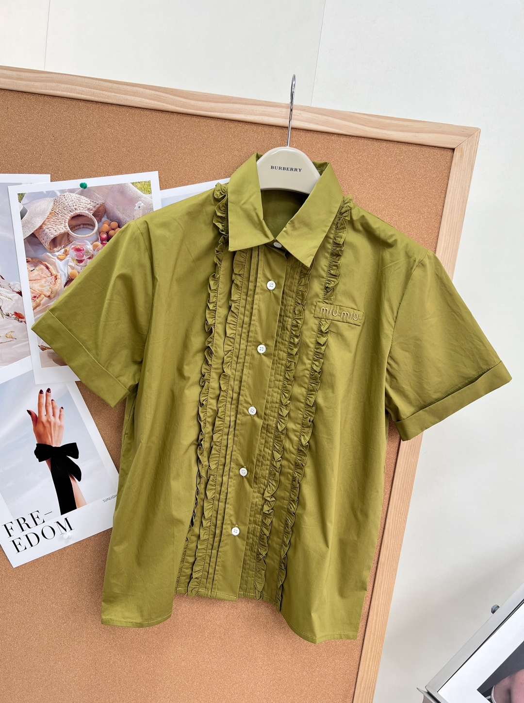 🆕MiuMiu Lete系列木耳边花边短袖衬衫，浅粉色轻盈速干面料，穿着舒适又耐穿，前幅木耳边+翻领设计