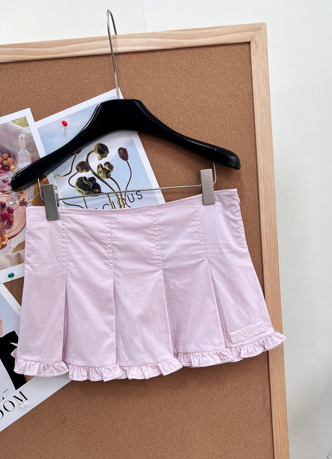 🆕MiuMiu绿色百褶短裙​​，这条百褶短裙采用轻薄面料，裙摆荷叶边设计，甜美又俏皮，浅粉色超显温柔，春
