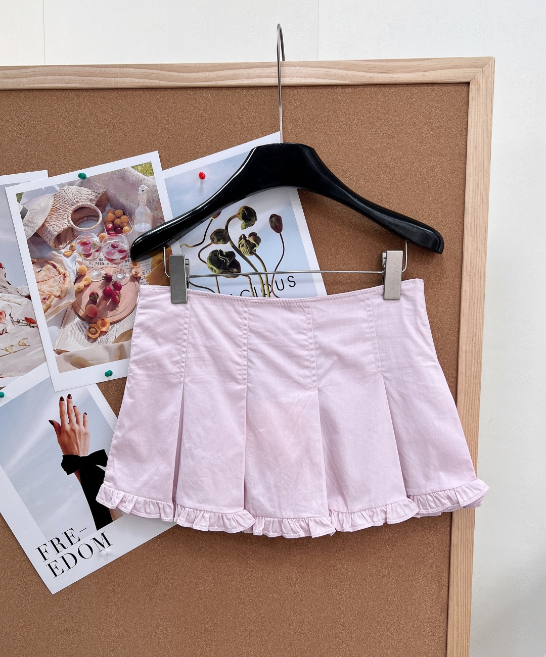 🆕MiuMiu绿色百褶短裙​​，这条百褶短裙采用轻薄面料，裙摆荷叶边设计，甜美又俏皮，浅粉色超显温柔，春