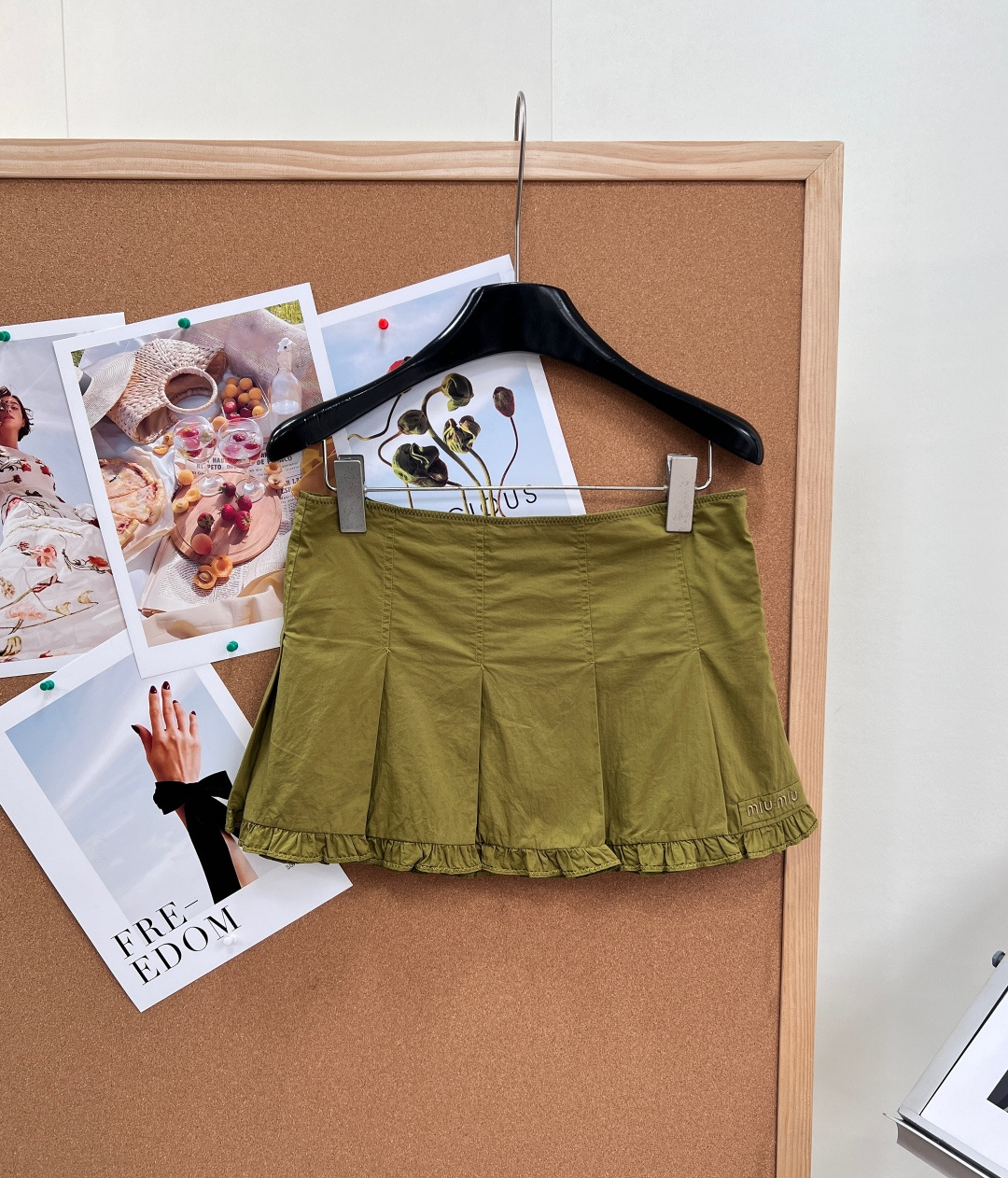 NO:835418,MiuMiu green pleated skirt, this pleated skirt is made of light fabric, with ruffle design on the skirt. It is sweet and playful. The light pink color is super gentle. It is perfect for spring and summer. It goes well with T-shirts or shirts. It has an elastic waist and is easy to put on and take off. It is suitable for a variety of body types. It can be easily controlled for daily outings, dates, and leisure. The pleats + ruffles make the whole look more layered and girly!  All three standards are complete, and the goods will be shipped in large quantities!  Size sml,,miumiu,skirts,shirts,tees,t-shirt,19860909MiuMiu绿色百褶短裙,这条百褶短裙采用轻薄面料,裙摆荷叶边设计,甜美又俏皮,浅粉色超显温柔,春夏穿超适合,搭配T恤或衬衫都很OK,腰部松紧,穿脱方便,适合多种身材,日常出街、约会、休闲都能轻松驾驭,百褶+荷叶边让整体更有层次感,少女感满满！ 三标齐全,大货出！ 尺码sml,,miumiu,skirts,shirts,tees，t-shirt,,Women's clothing